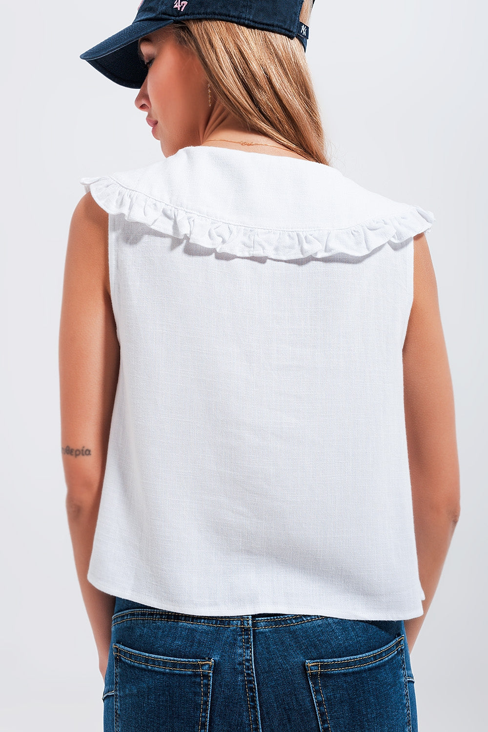 Top corto de corte amplio con cuello tipo babero blanco Q2