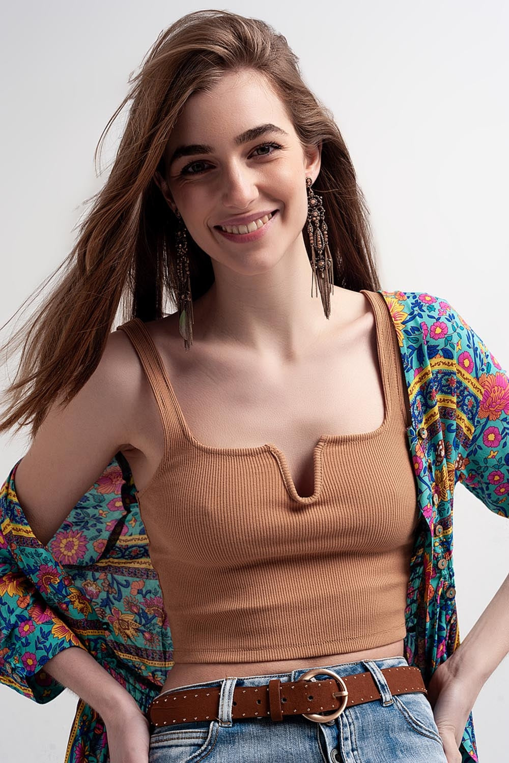 Top corto en color beige con escote cuadrado de canalé Q2