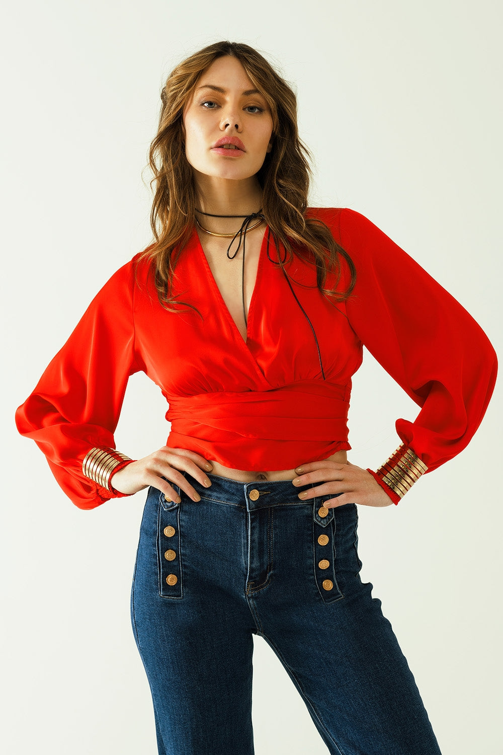 Top corto rojo con mangas largas y anchas Q2