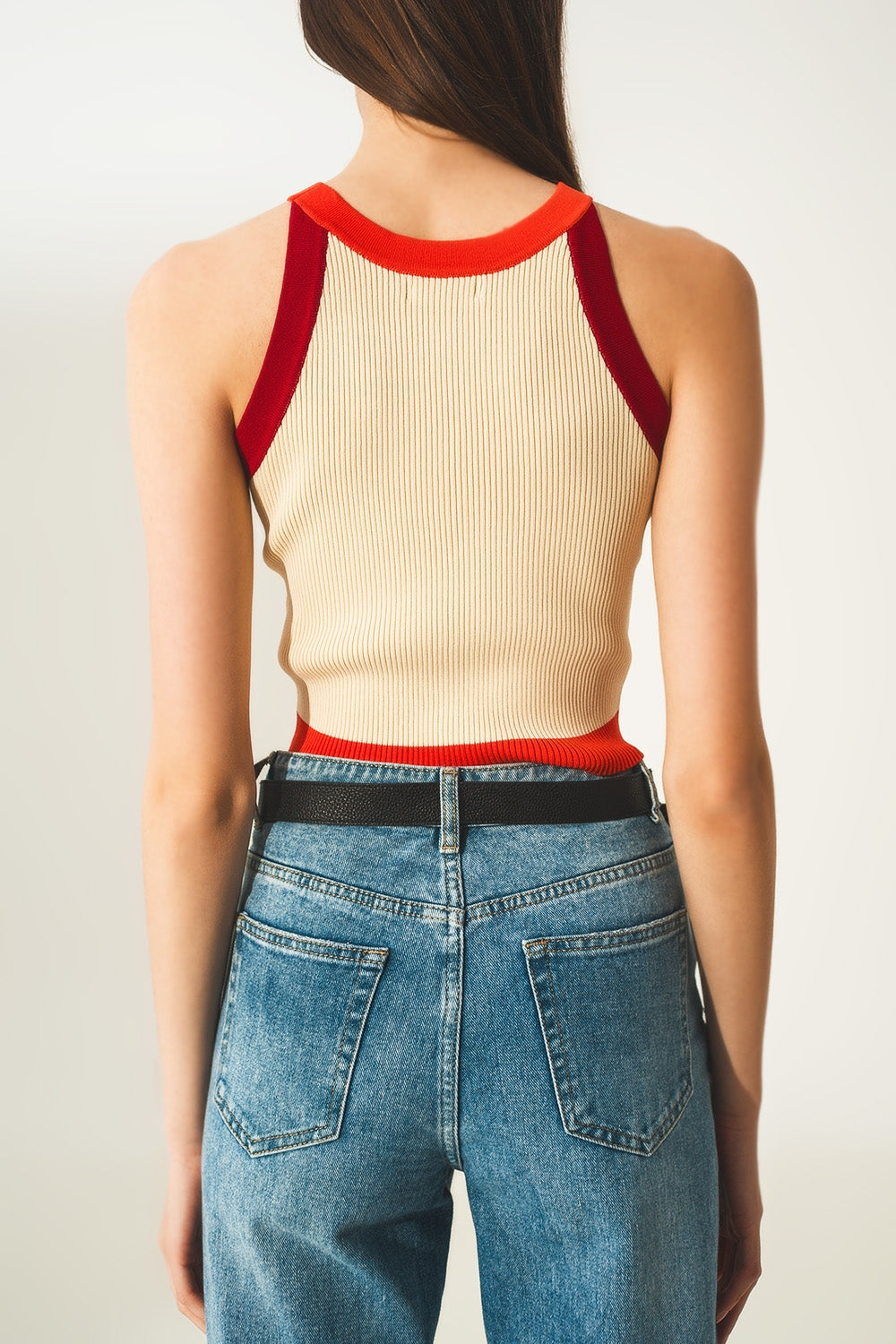 Top corto rojo sin mangas de canalé Q2