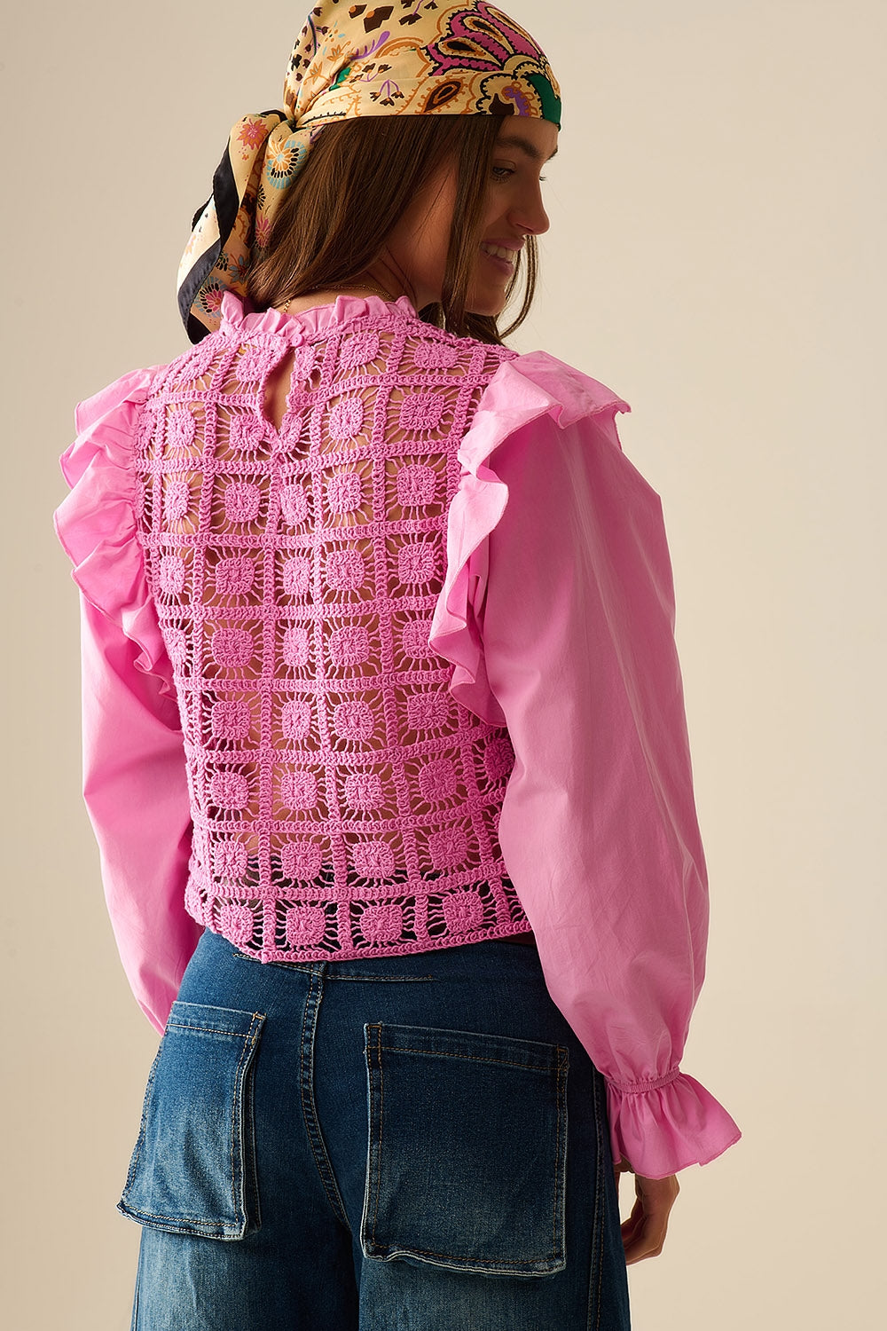 Top de crochet rosa con ribete de volantes y mangas largas Q2