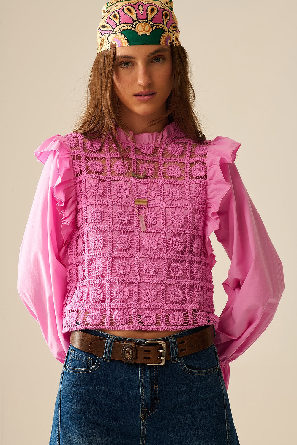 Q2 Top de crochet rosa con ribete de volantes y mangas largas