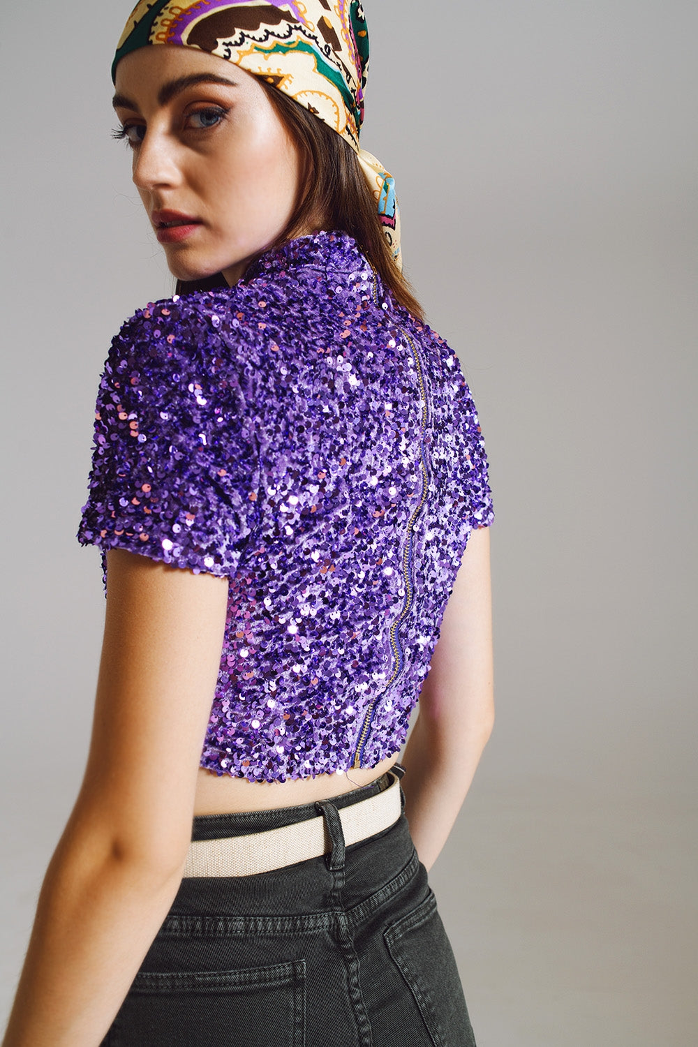 Top de cuello alto corto en lentejuelas moradas Q2