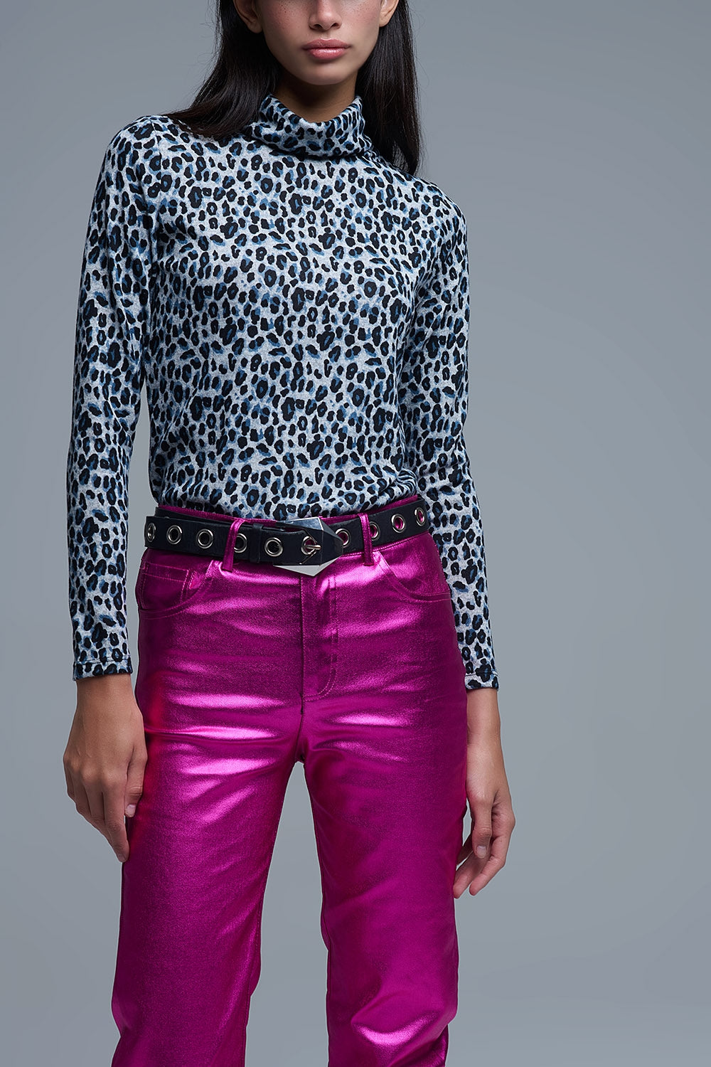 Top de cuello alto y manga larga con estampado de leopardo gris Q2