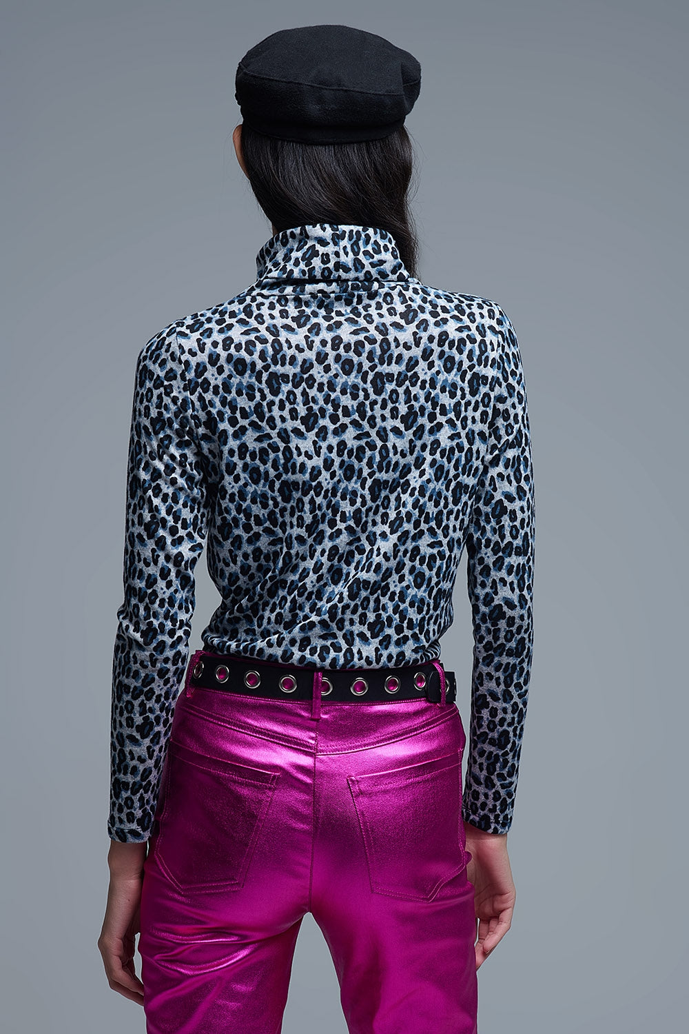 Top de cuello alto y manga larga con estampado de leopardo gris Q2