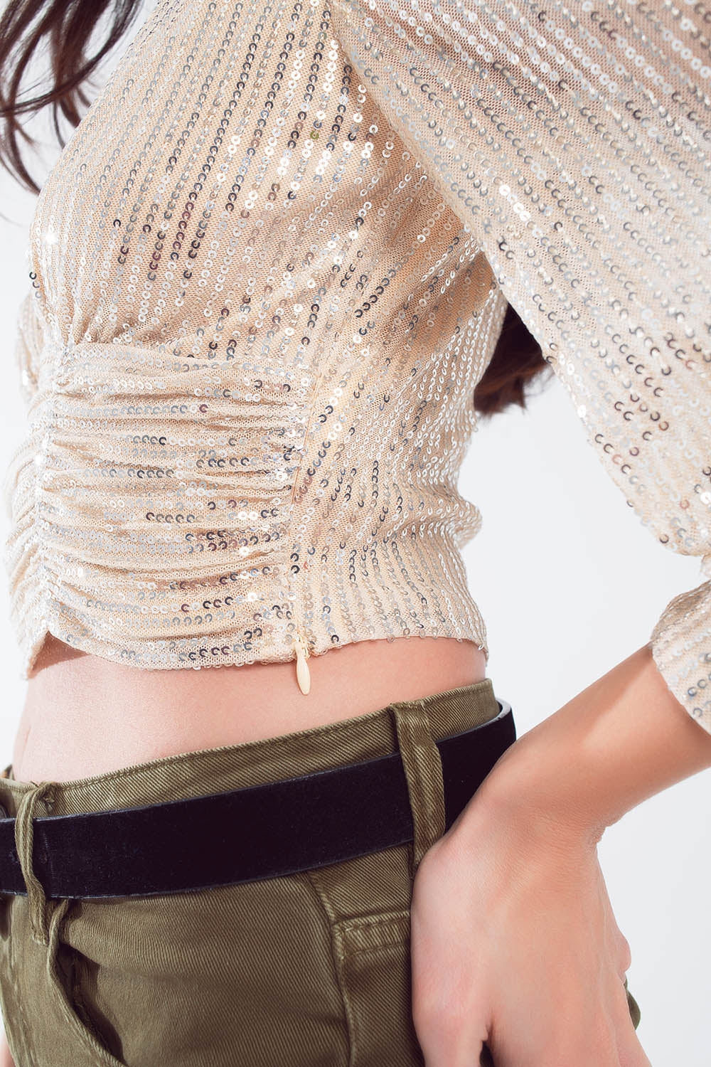 Top de lentejuelas de manga larga con escote en V y diseño de pliegues en blanco perla Q2