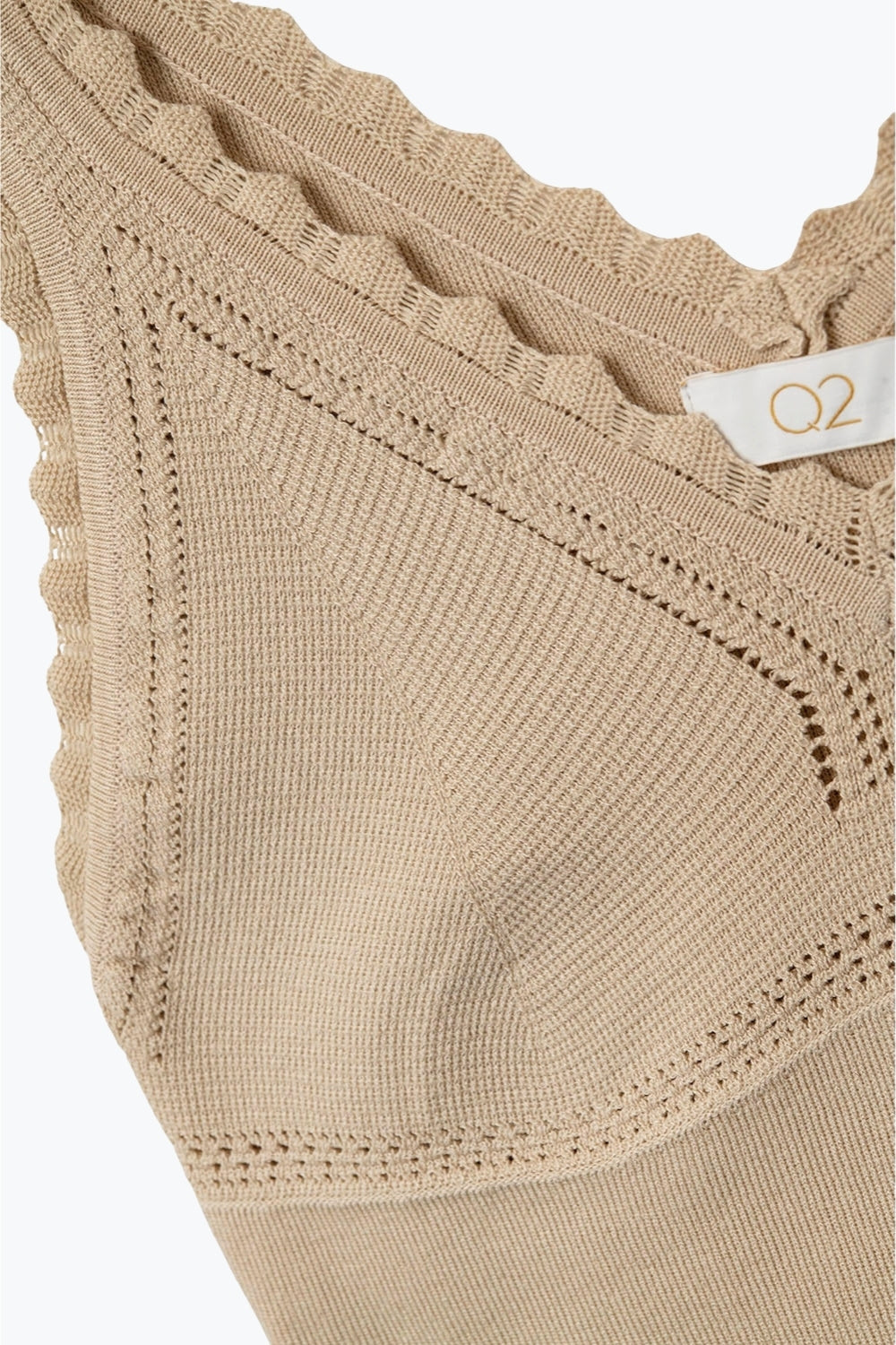 Top de punto acanalado beige con cuello de pico festoneado Q2