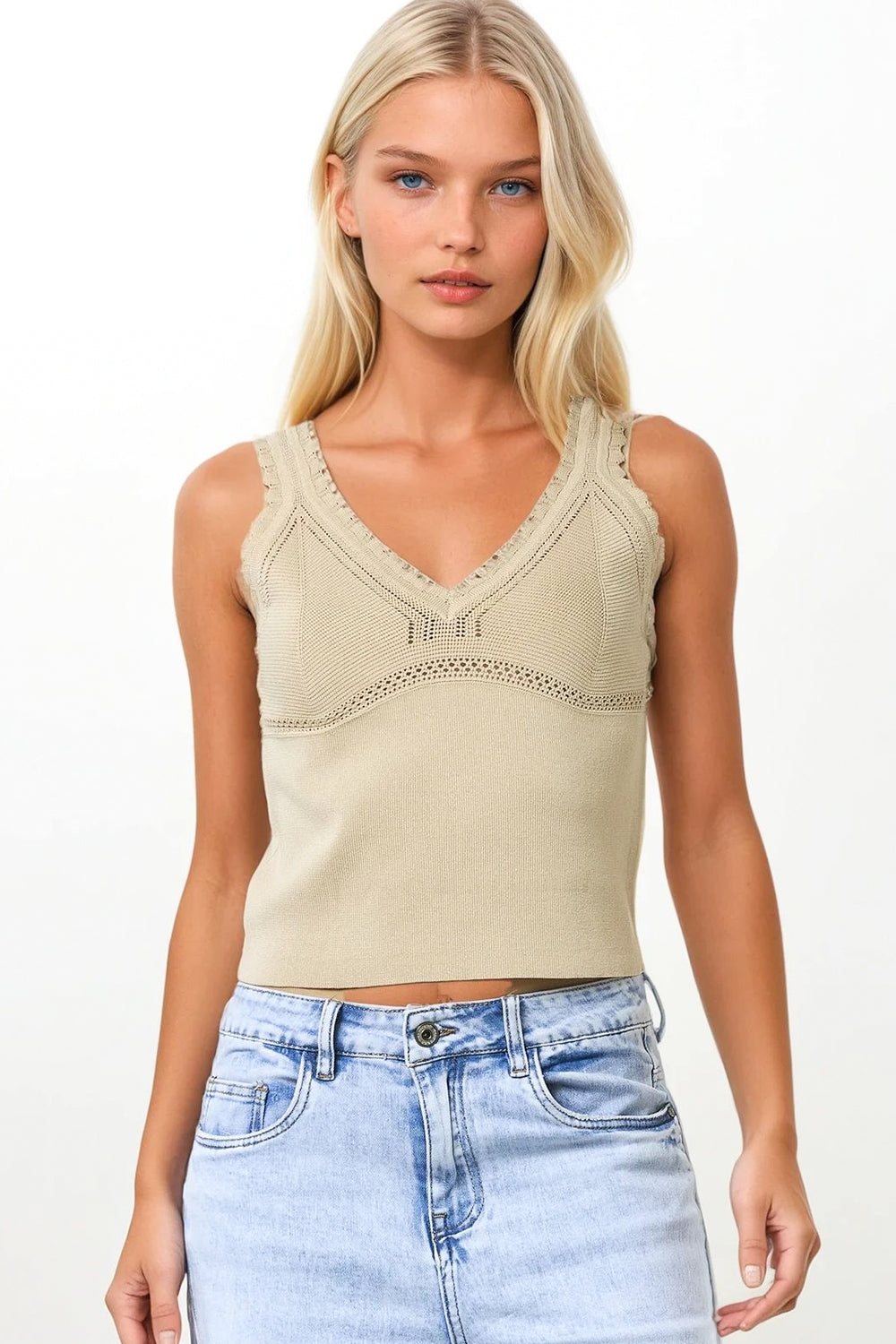 Top de punto acanalado beige con cuello de pico festoneado Q2
