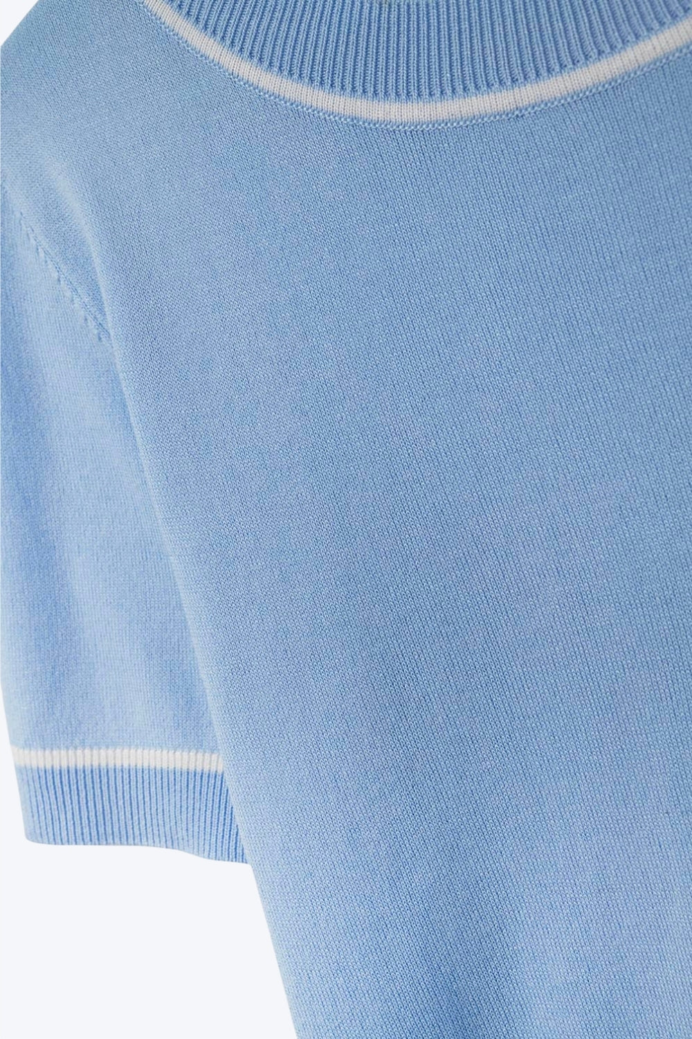 Top de punto azul bebé de manga corta con ribetes en contraste Q2