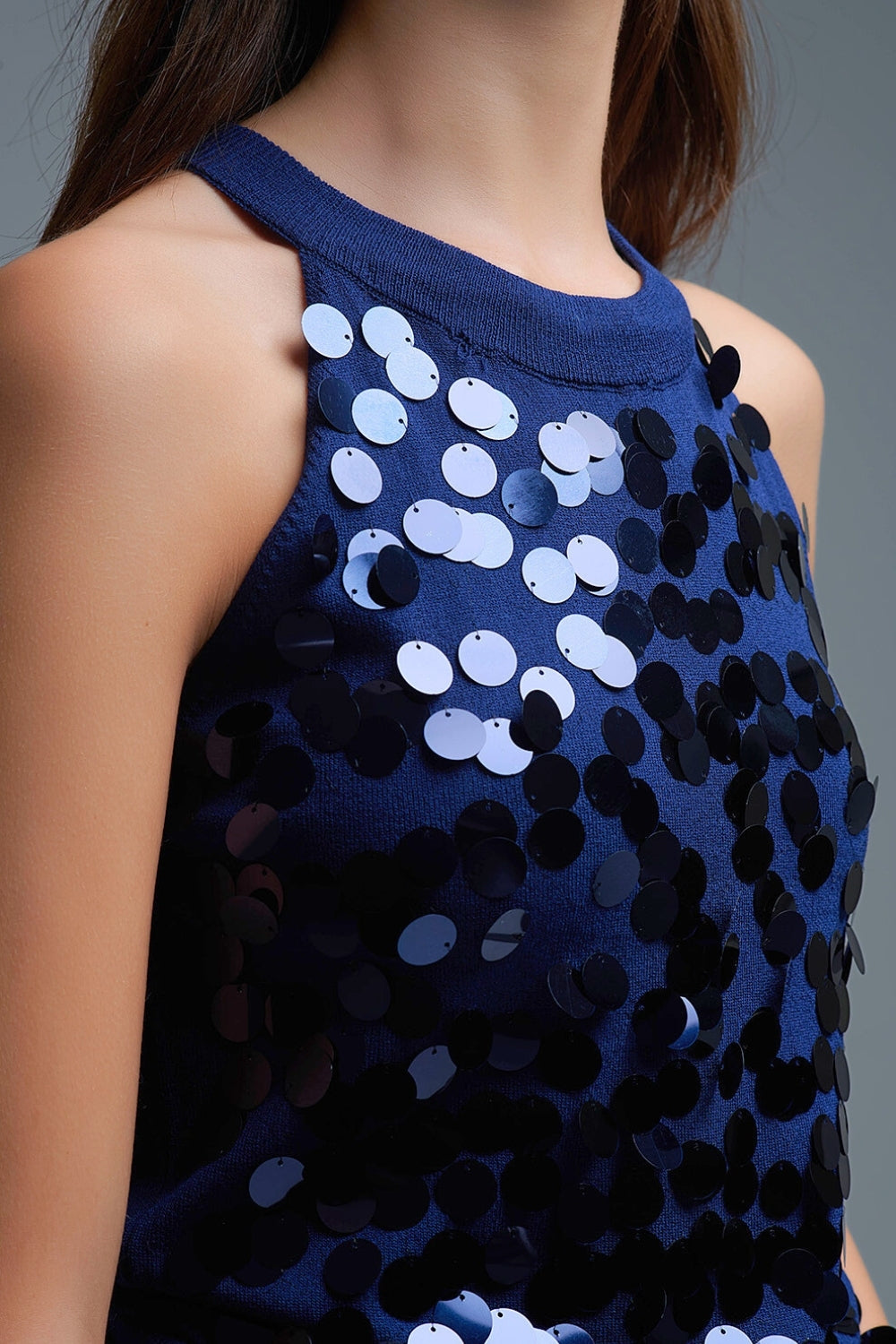 Top de punto azul marino con detalle de lentejuelas Q2