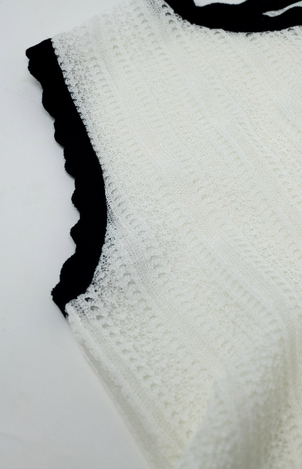 top de punto blanco con ribete ondulado negro Q2