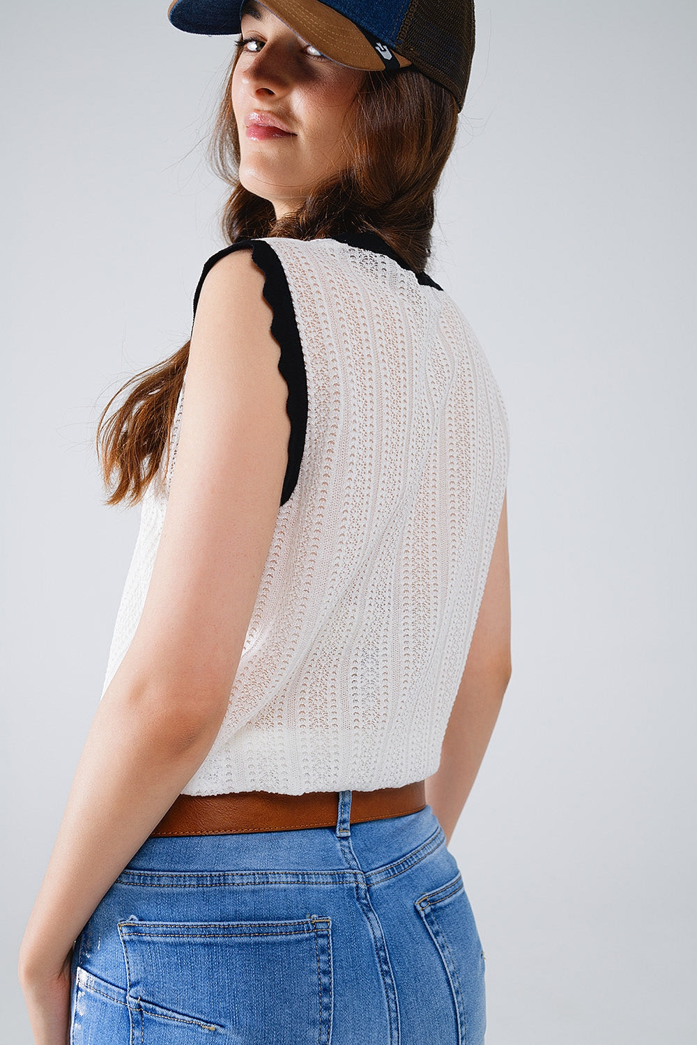 top de punto blanco con ribete ondulado negro Q2