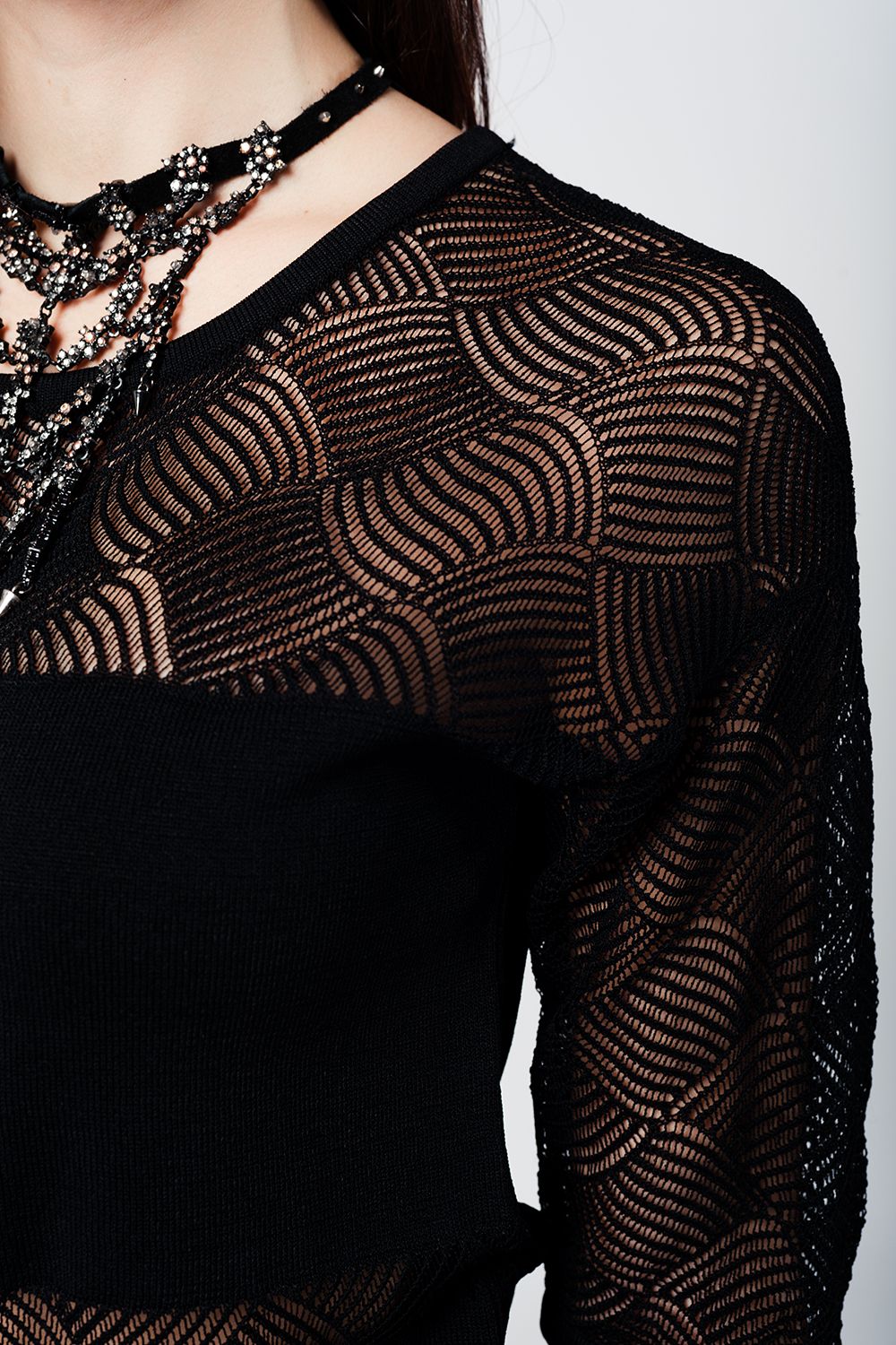 Top de punto negro con detalle de puntilla en contraste Q2