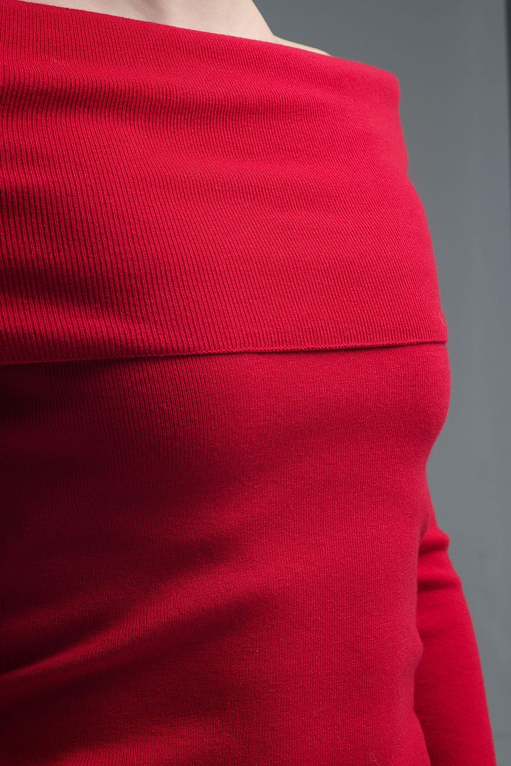 Top de punto rojo con hombros descubiertos Q2