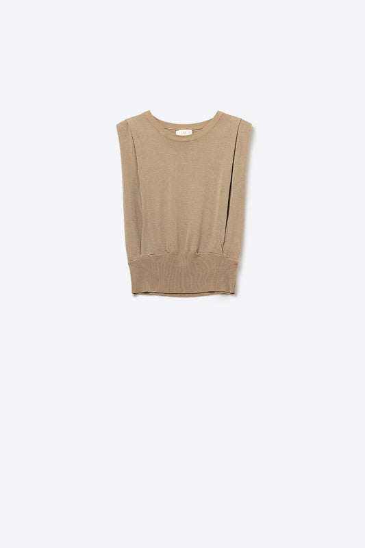 Q2 Top de punto sin mangas con hombros drapeados en camel