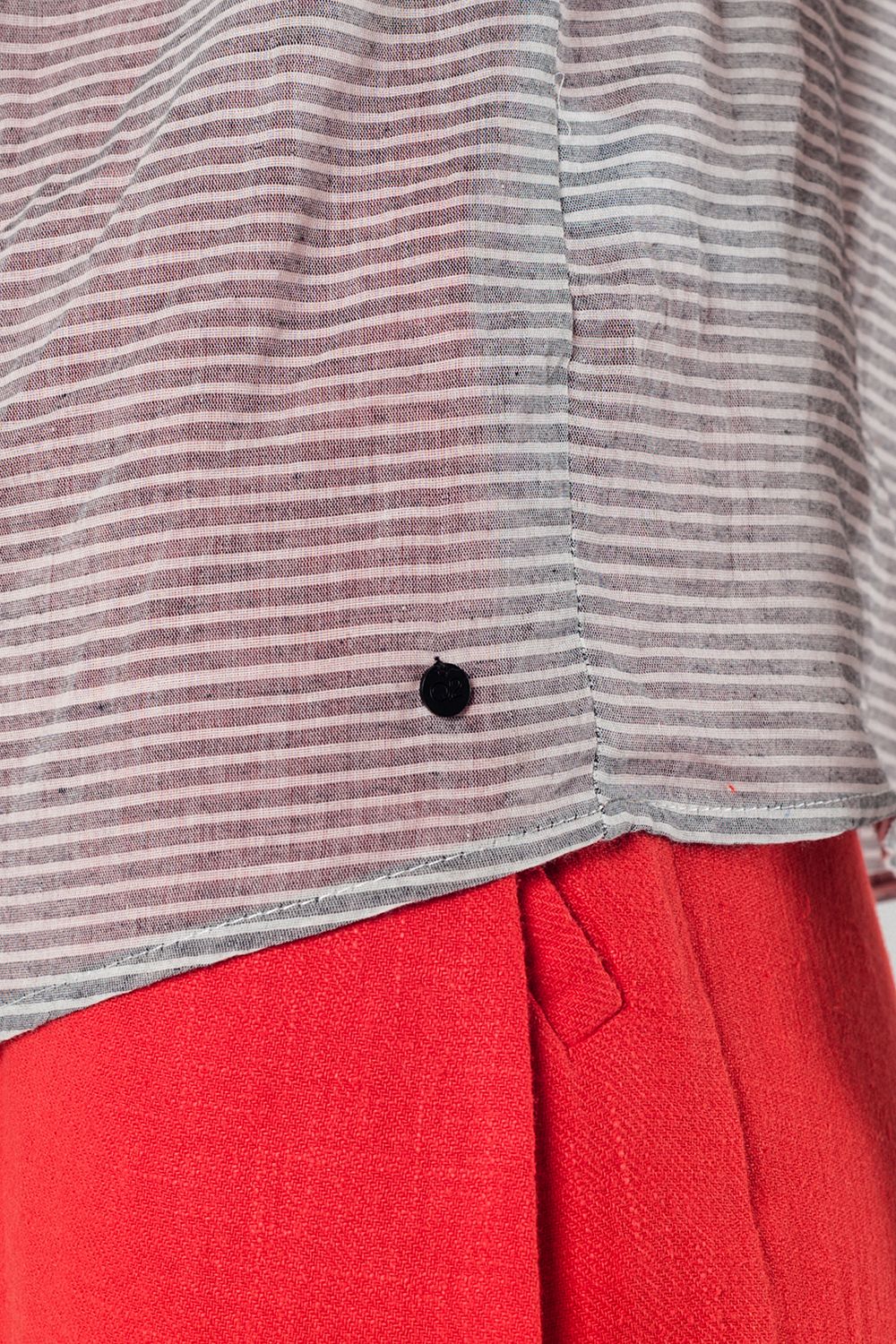 Top de rayas en gris con pechera multicolor Q2