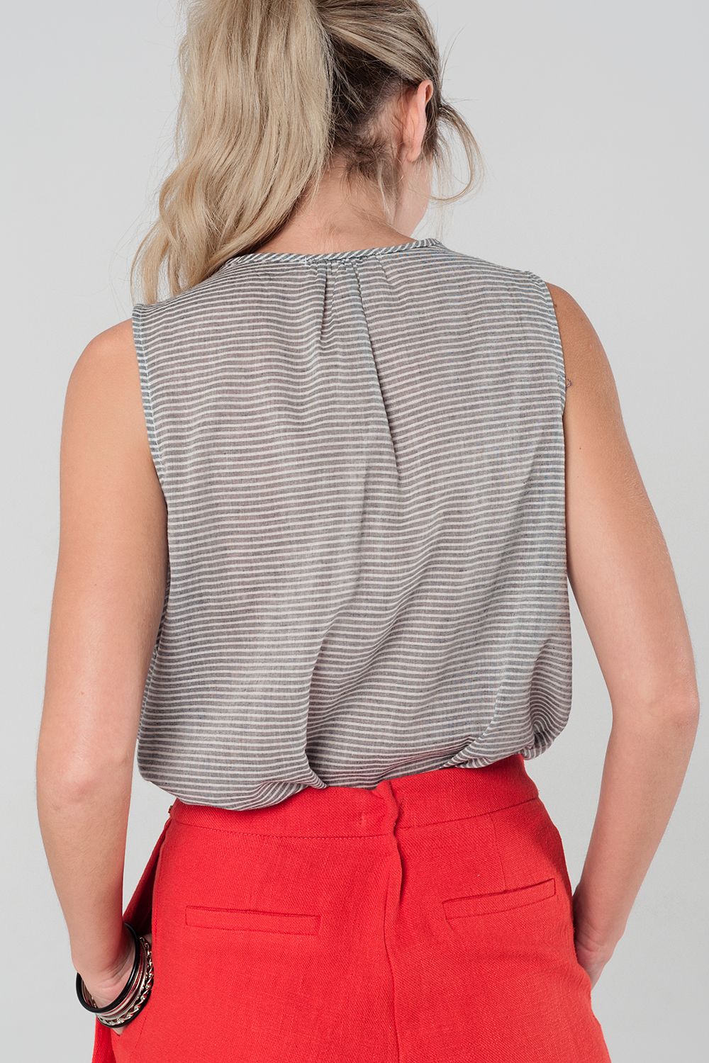 Top de rayas en gris con pechera multicolor Q2
