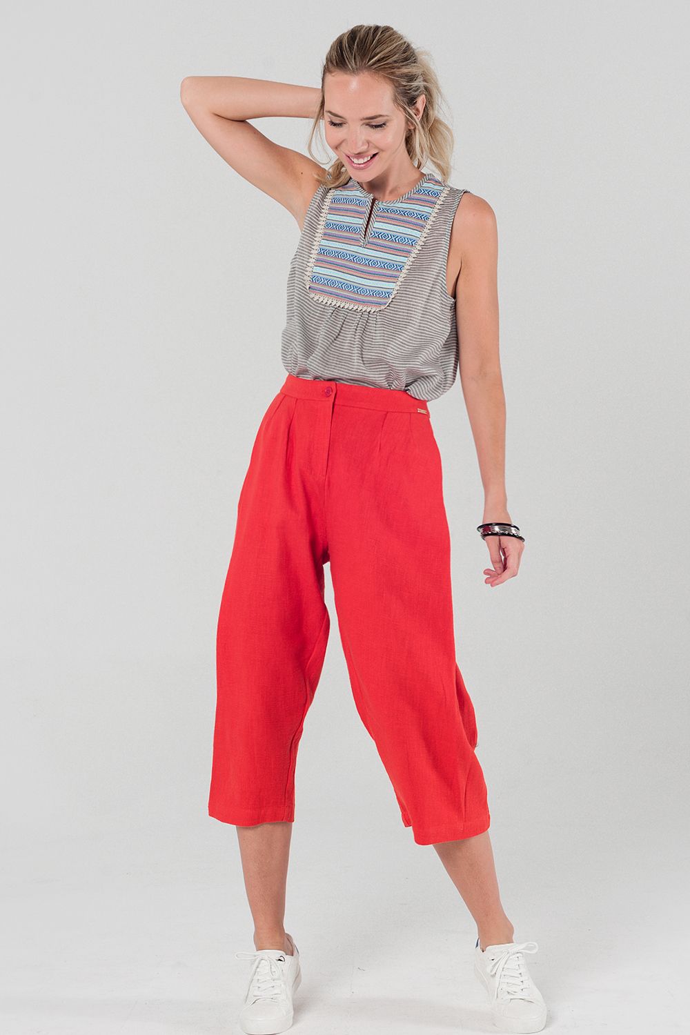 Top de rayas en gris con pechera multicolor Q2