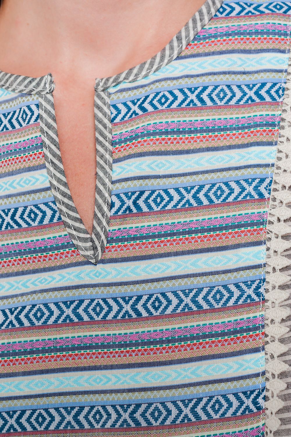 Top de rayas en gris con pechera multicolor Q2
