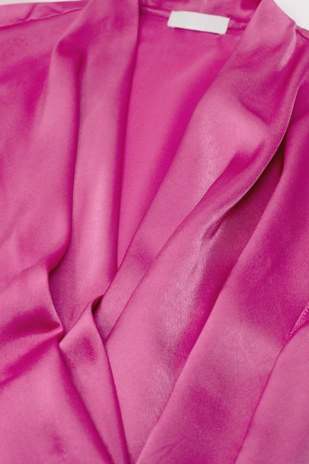 Top de seda fucsia cruzado con cuello de pico y mangas cortas Q2