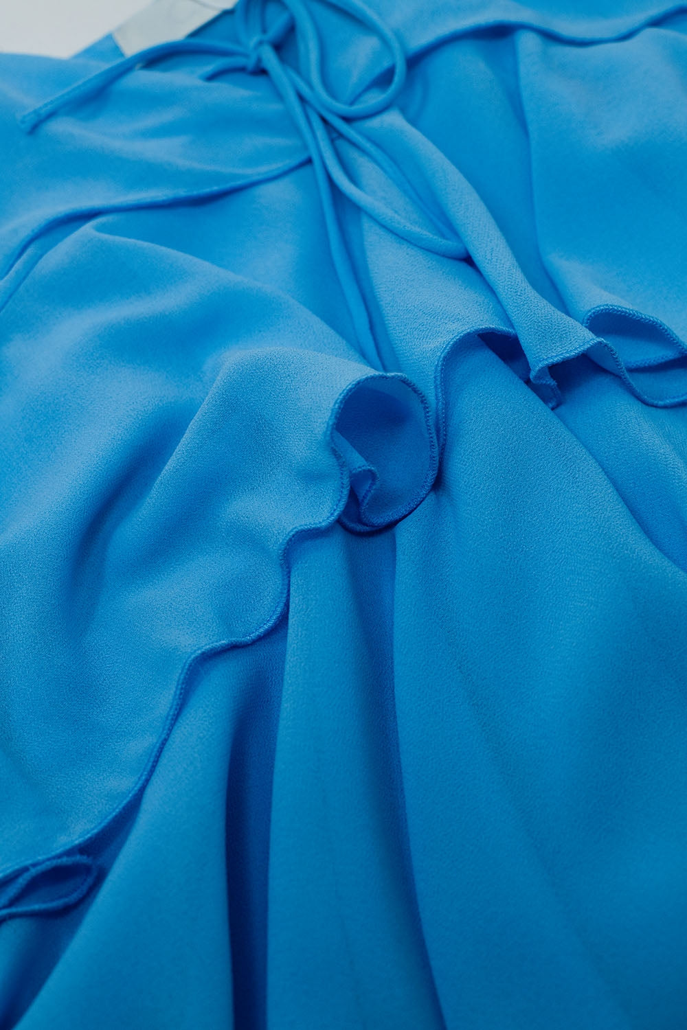 Top de volantes con tirantes finos en azul Q2