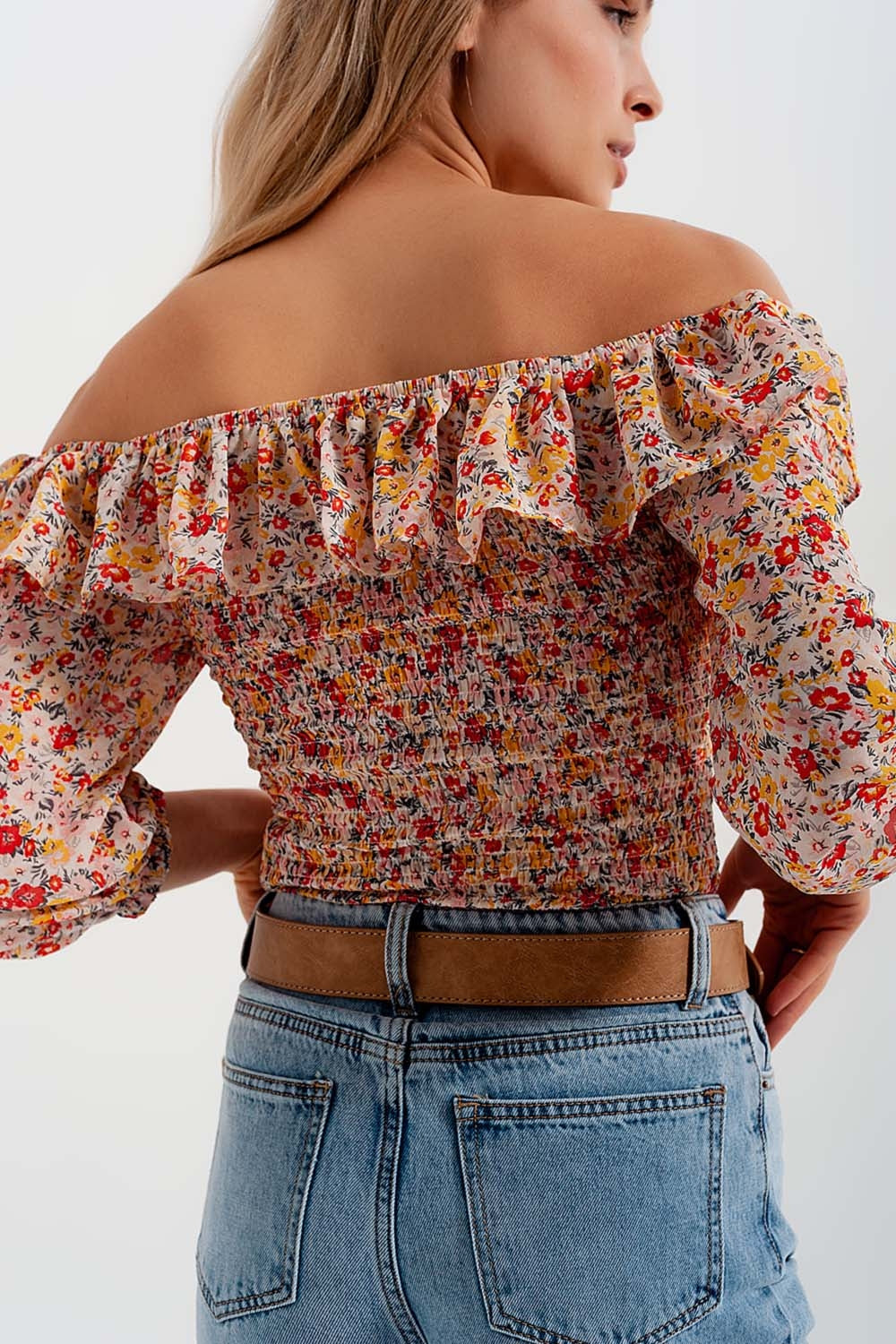 Top fruncido con escote Bardot y volante en estampado de florecitas coral Q2