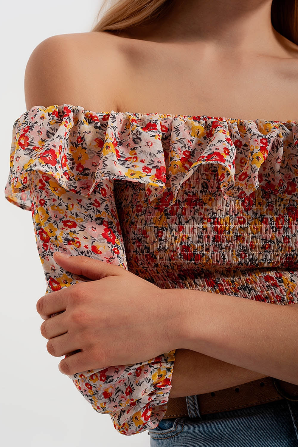 Top fruncido con escote Bardot y volante en estampado de florecitas coral Q2