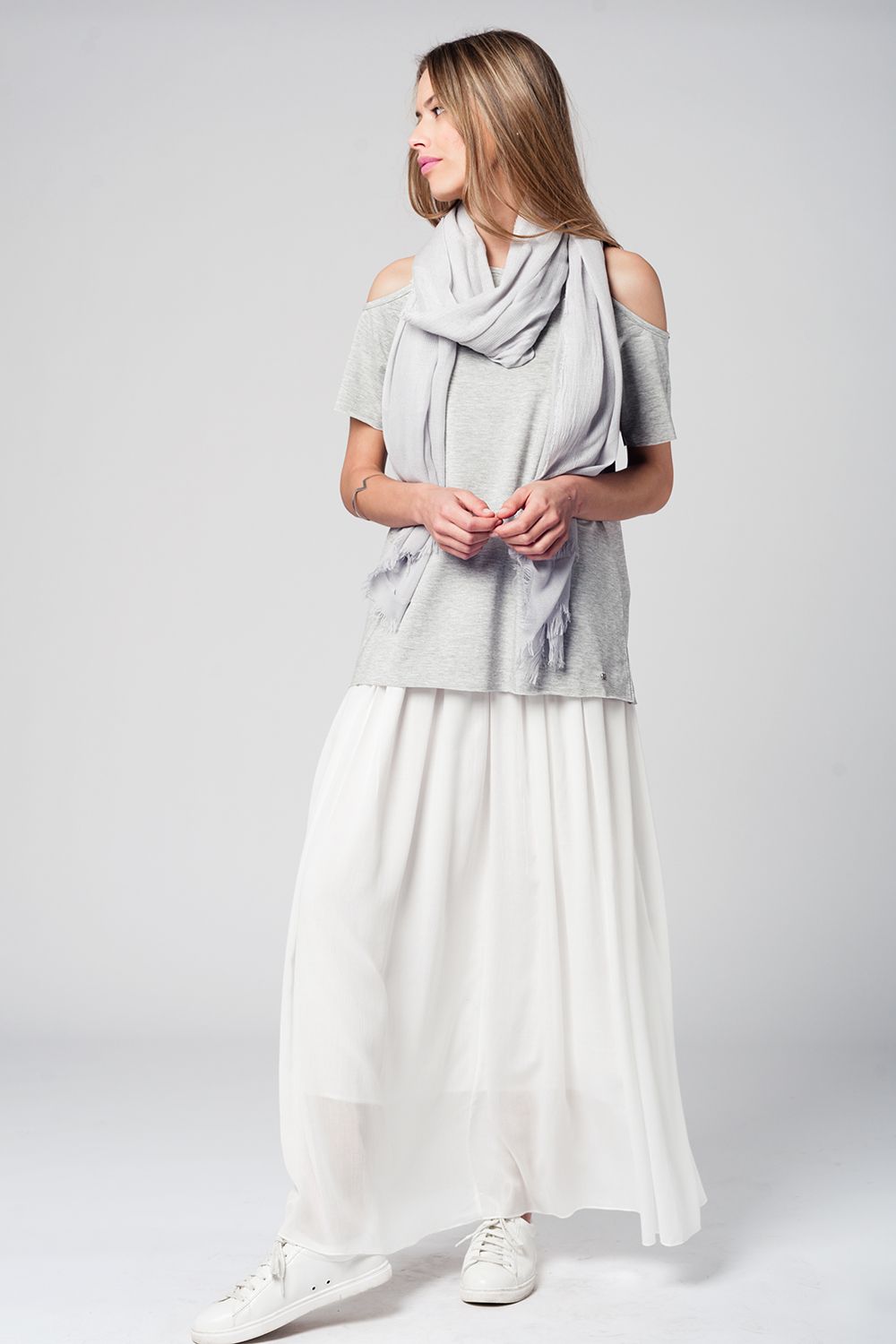 Top gris con hombros descubiertos Q2