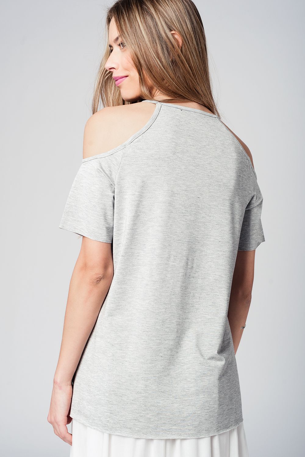 Top gris con hombros descubiertos Q2