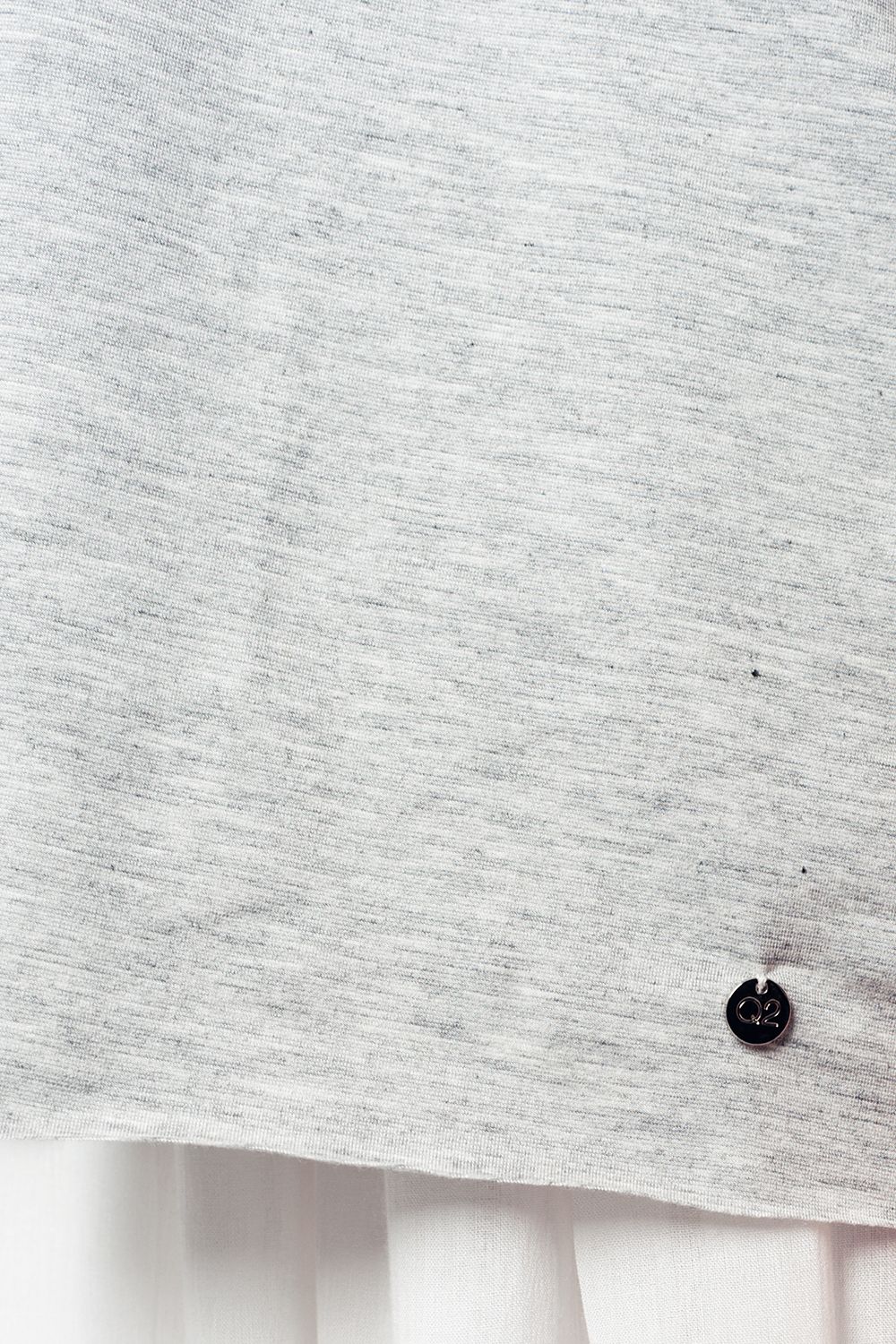 Top gris con hombros descubiertos Q2