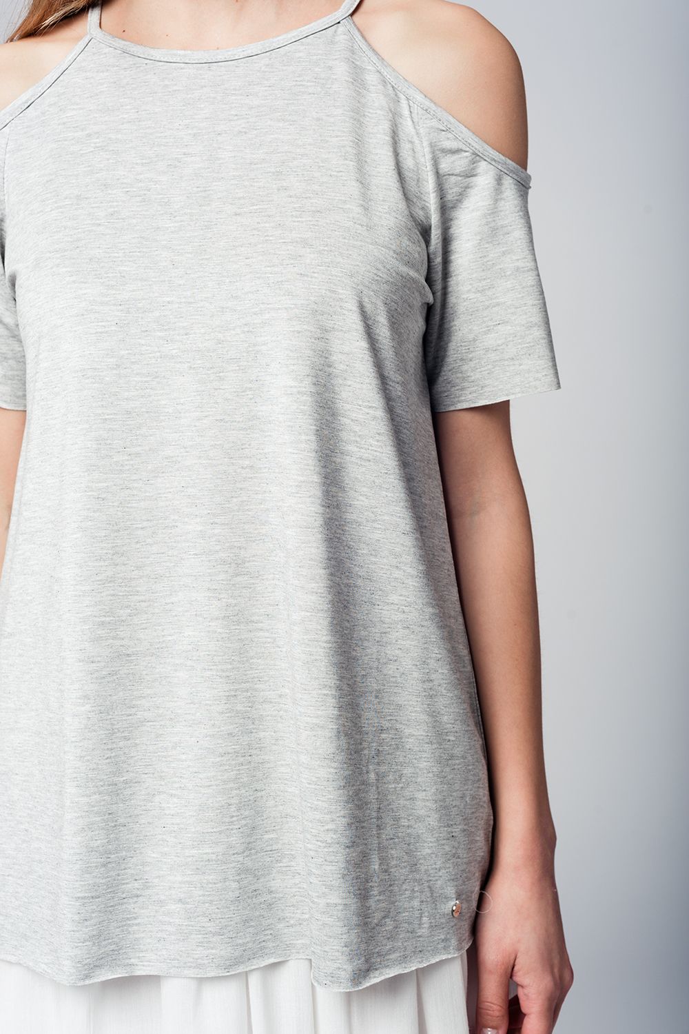 Top gris con hombros descubiertos Q2
