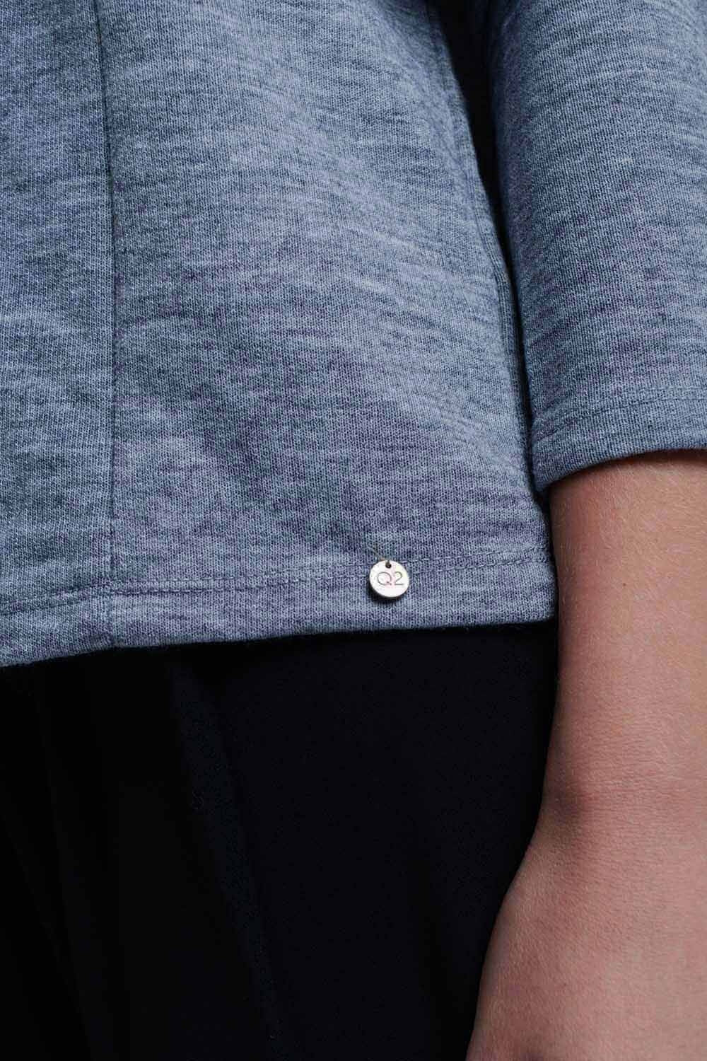 Top gris con volantes y detalles abiertos Q2