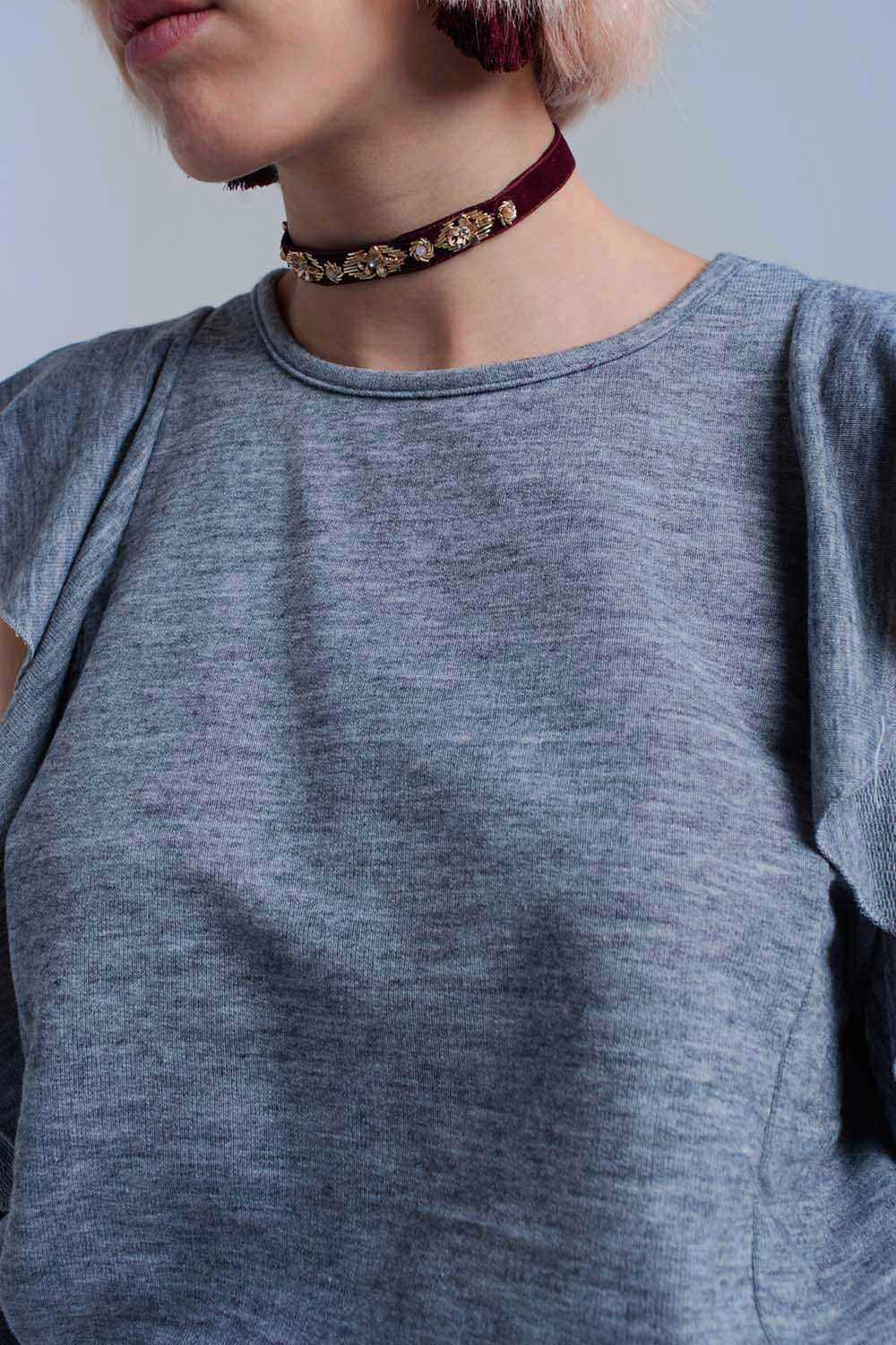 Top gris con volantes y detalles abiertos Q2