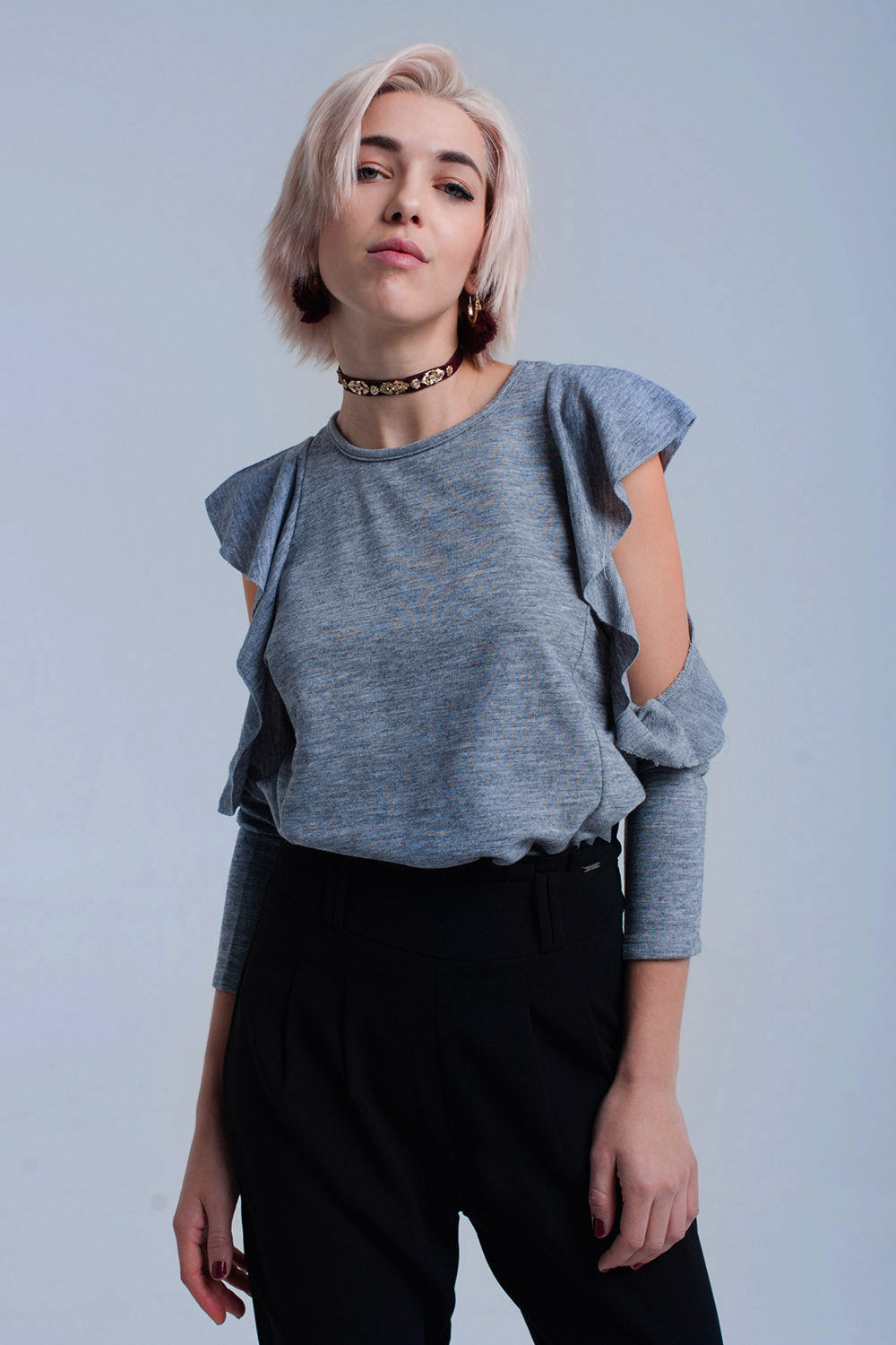 Top gris con volantes y detalles abiertos Q2