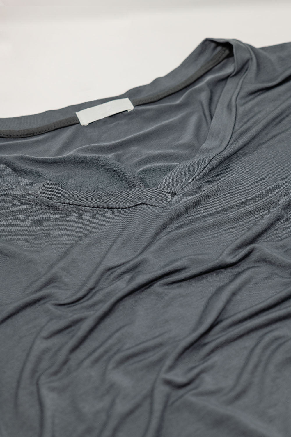 Top gris de manga larga y cuello de pico en modal Q2