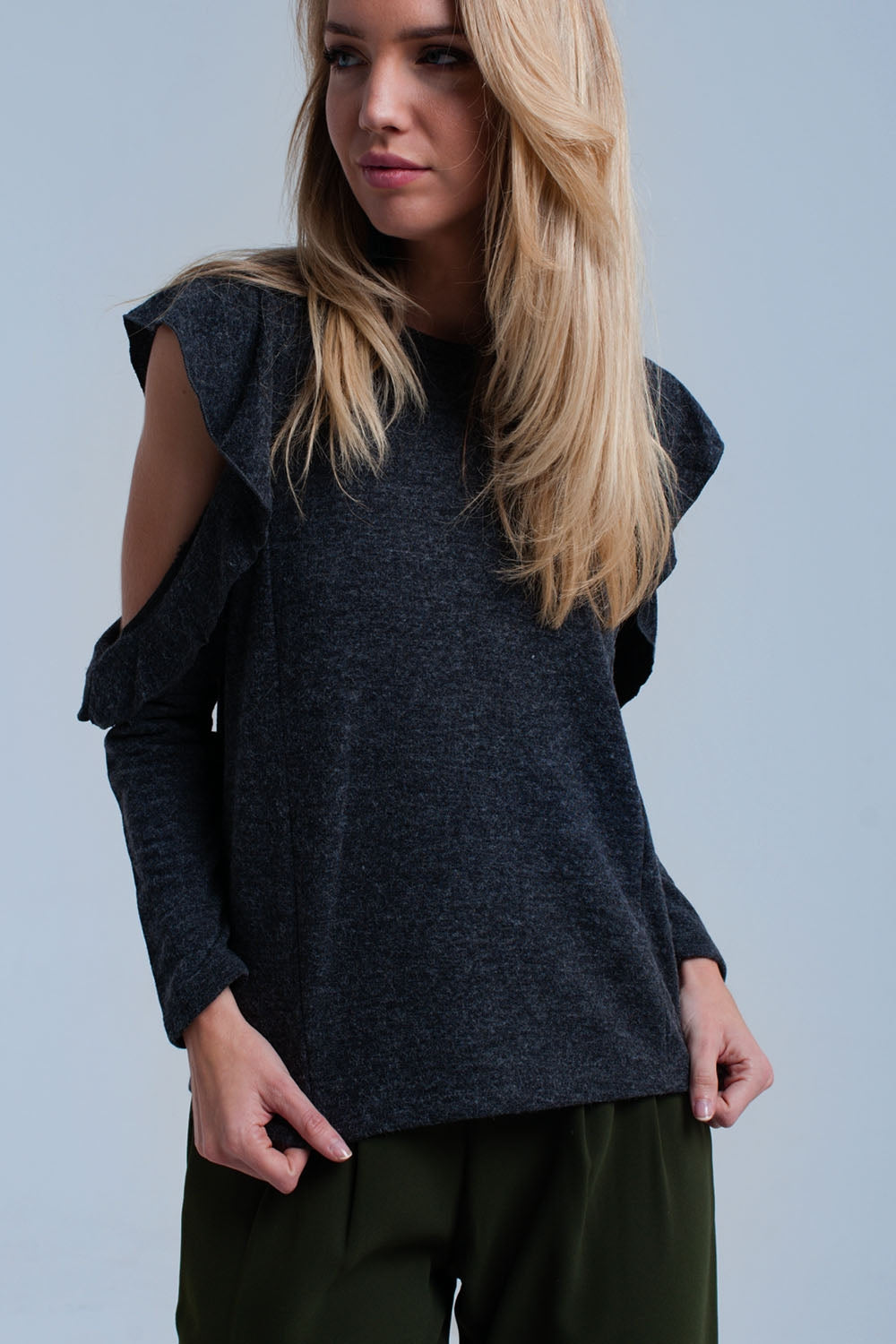Top gris oscuro con volantes y detalles abiertos Q2