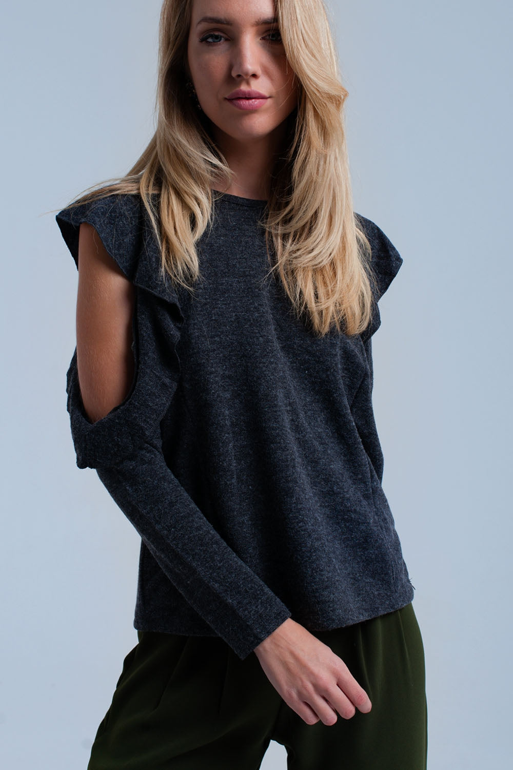 Top gris oscuro con volantes y detalles abiertos Q2