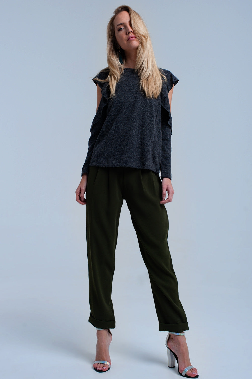 Top gris oscuro con volantes y detalles abiertos Q2