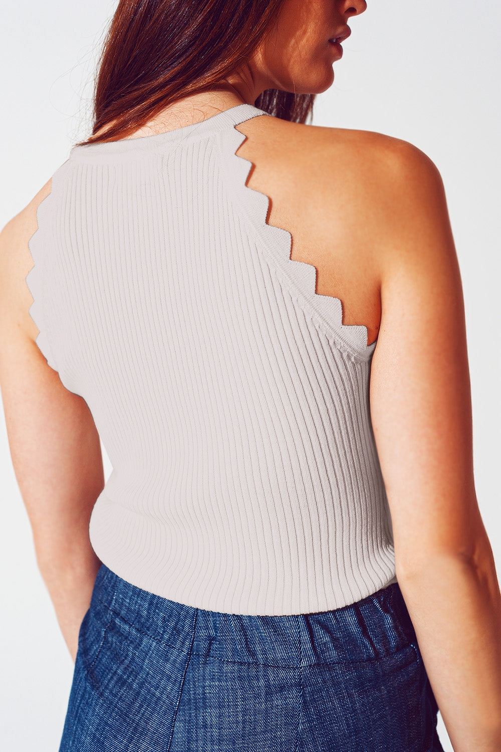 Top halter acanalado con acabado festoneado en beige Q2