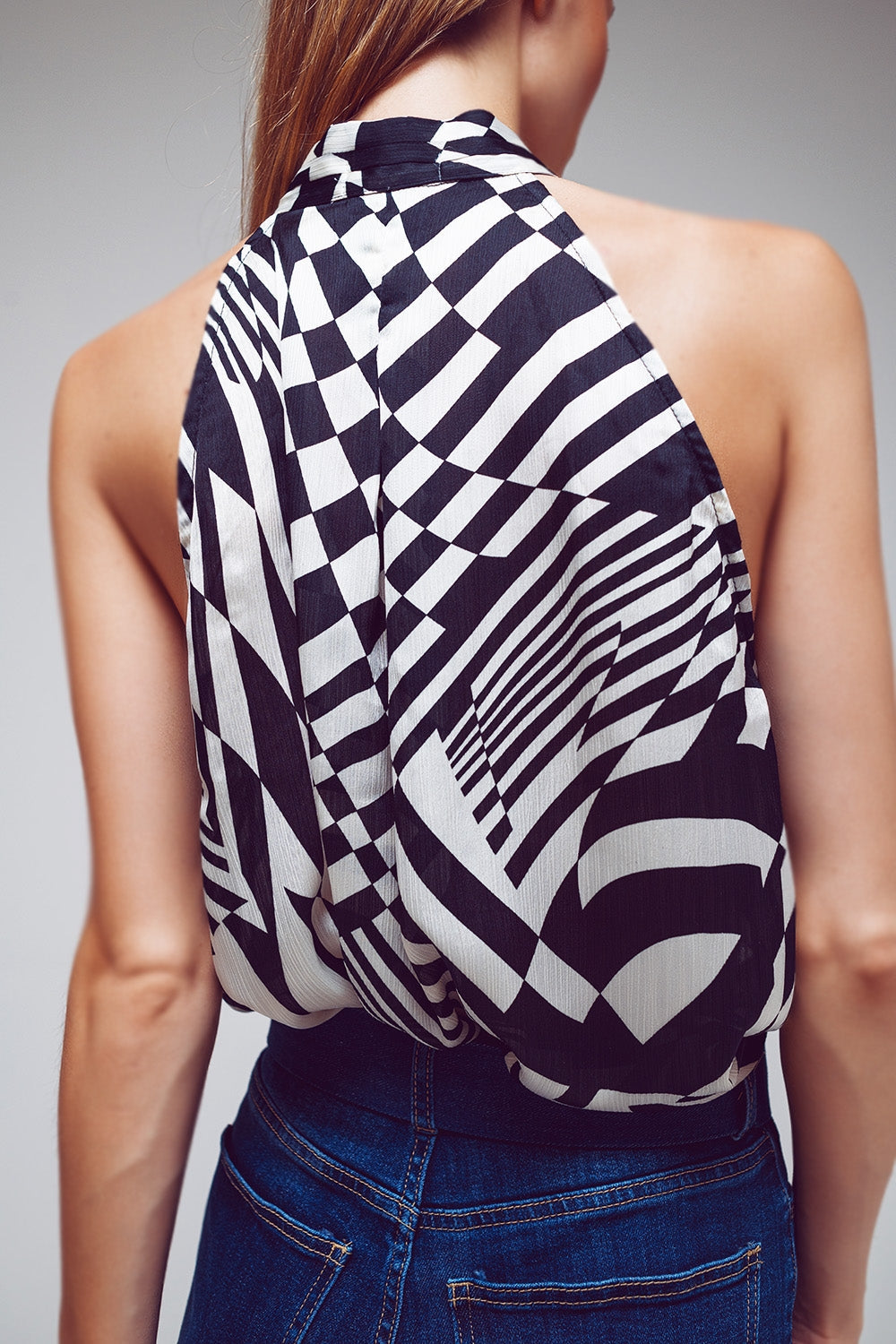 Top Halter con cuello atado en estampado abstracto negro y blanco Q2