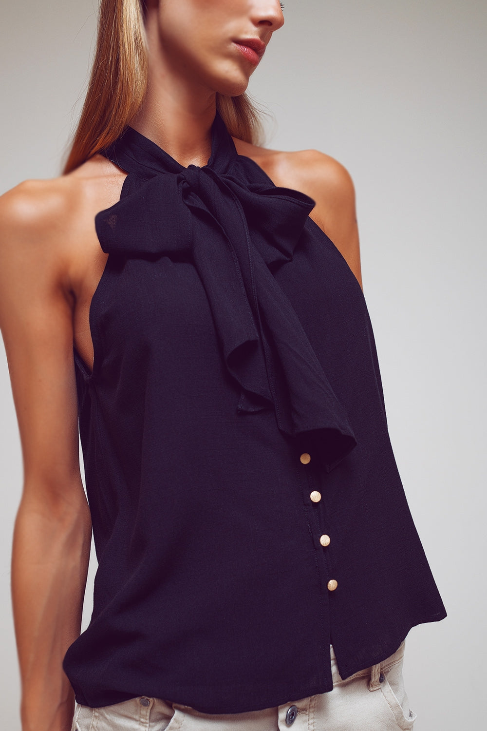 Top Halter con cuello lazado en negro Q2