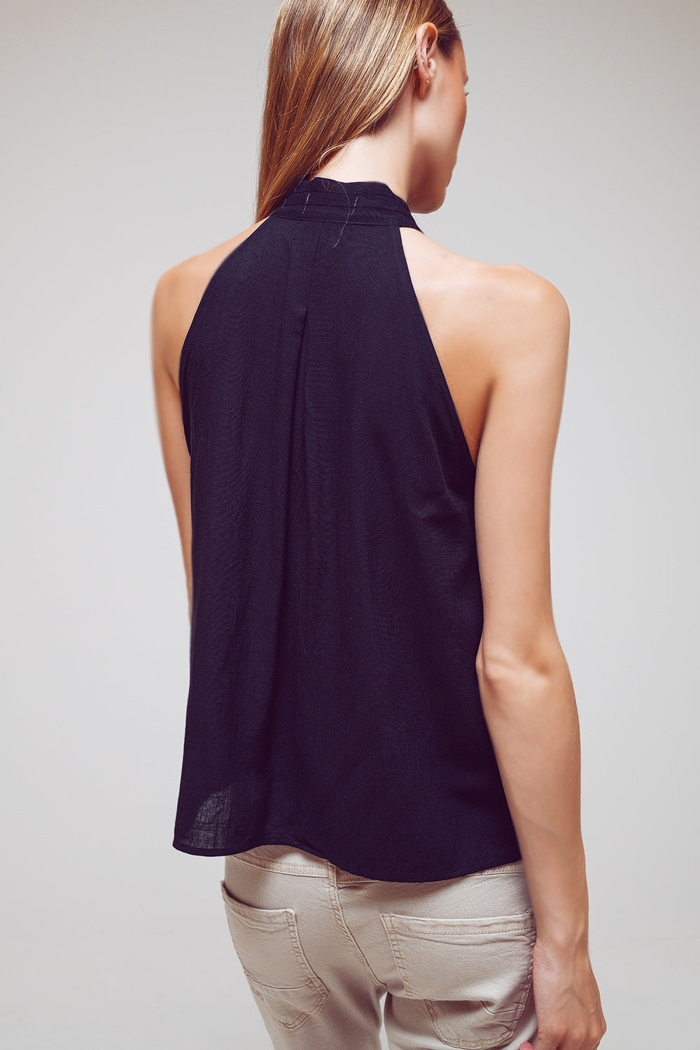 Top Halter con cuello lazado en negro Q2