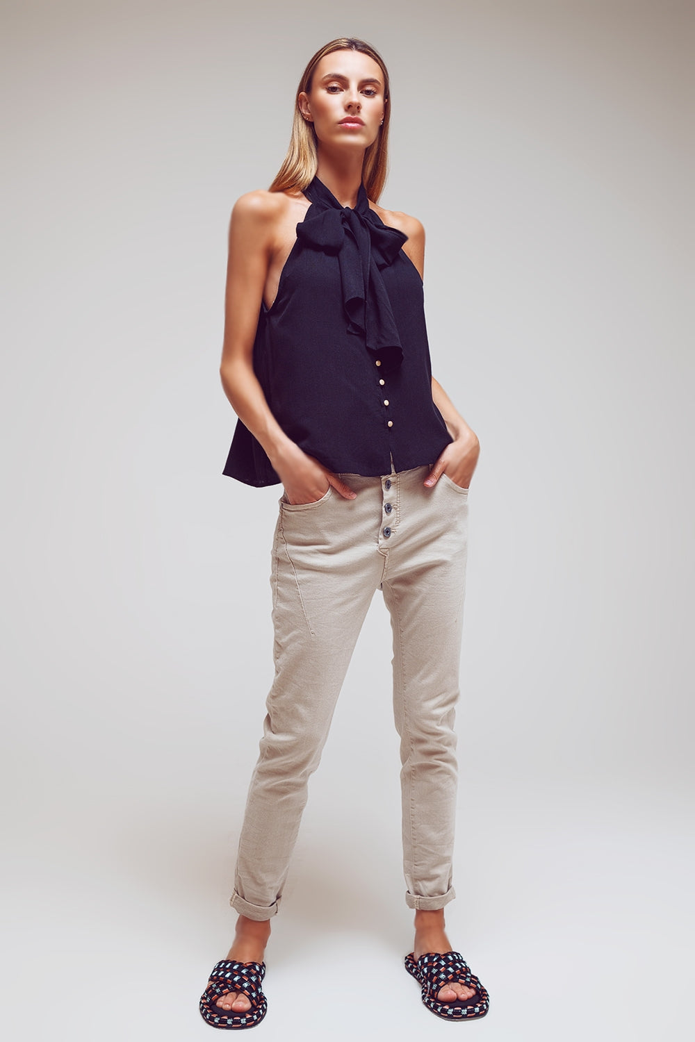 Top Halter con cuello lazado en negro Q2