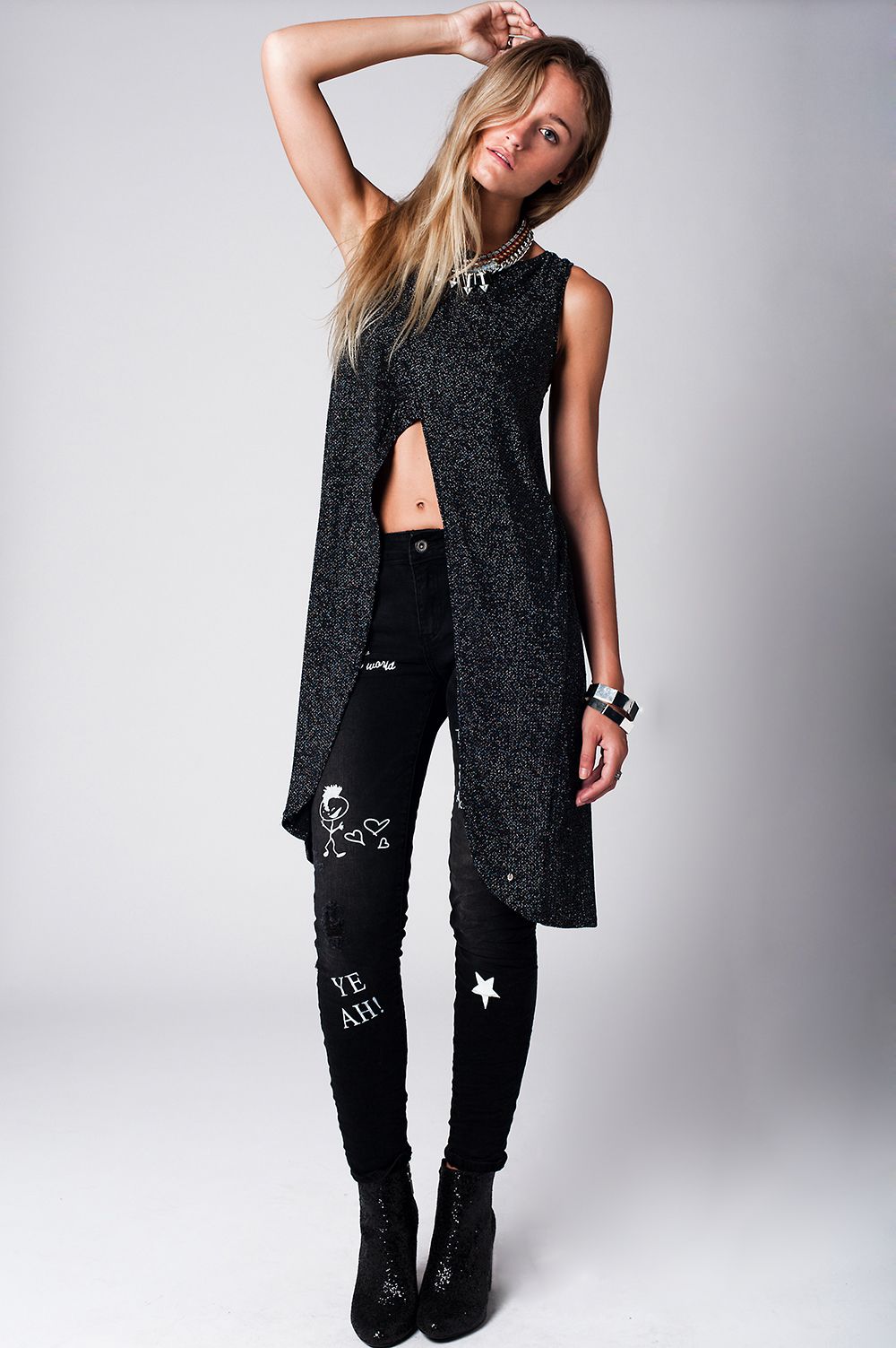 Top largo de punto plata con detalle de aberturas Q2