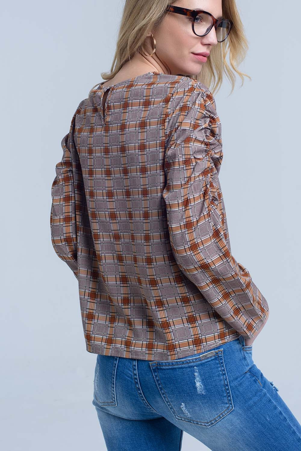 Top marron con estampado a cuadros Q2
