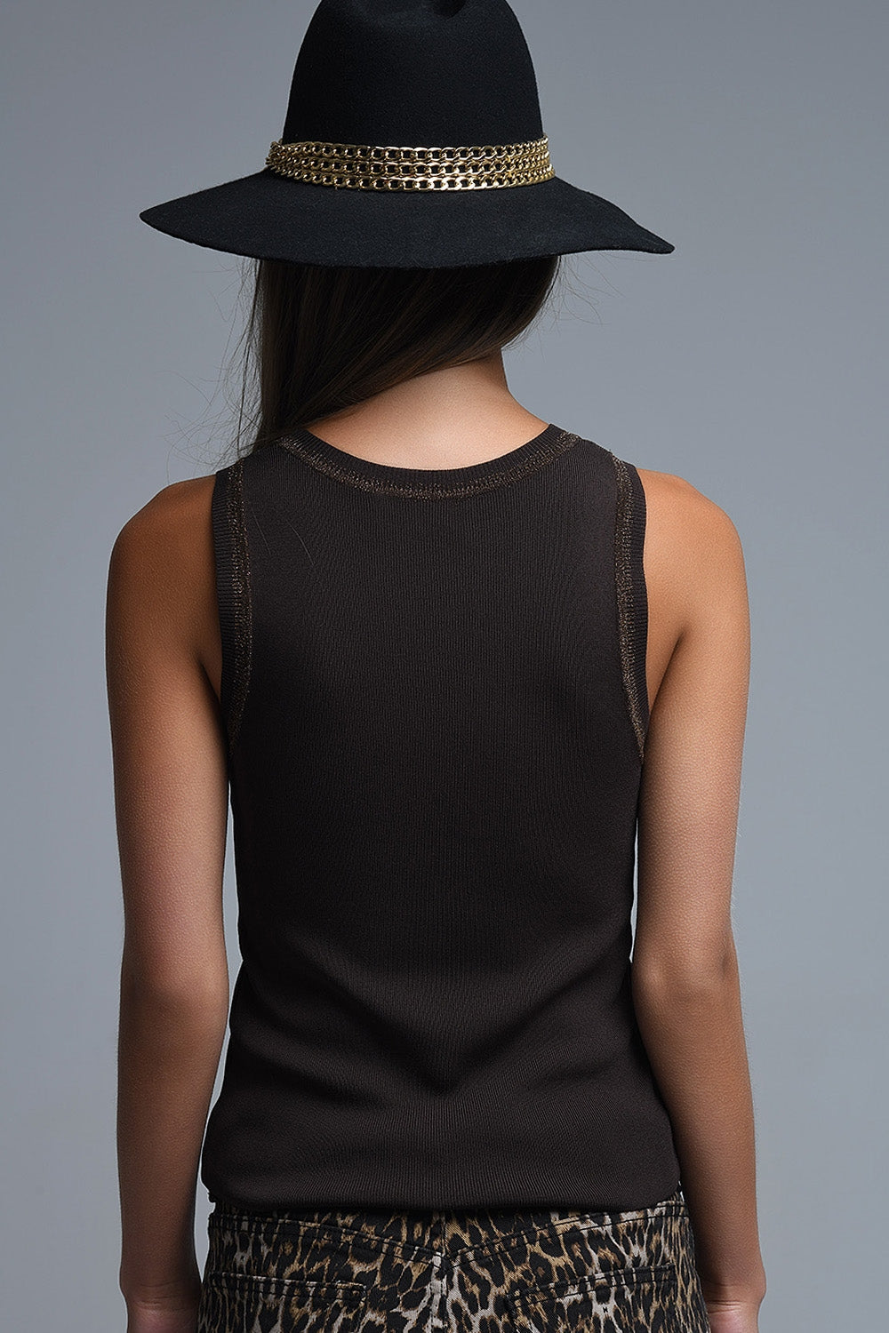 Top marrón de punto sin mangas con adornos metálicos Q2