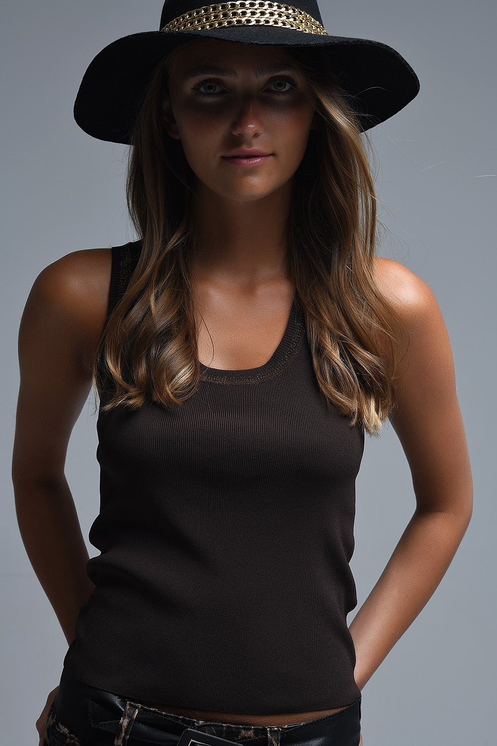 Top marrón de punto sin mangas con adornos metálicos Q2