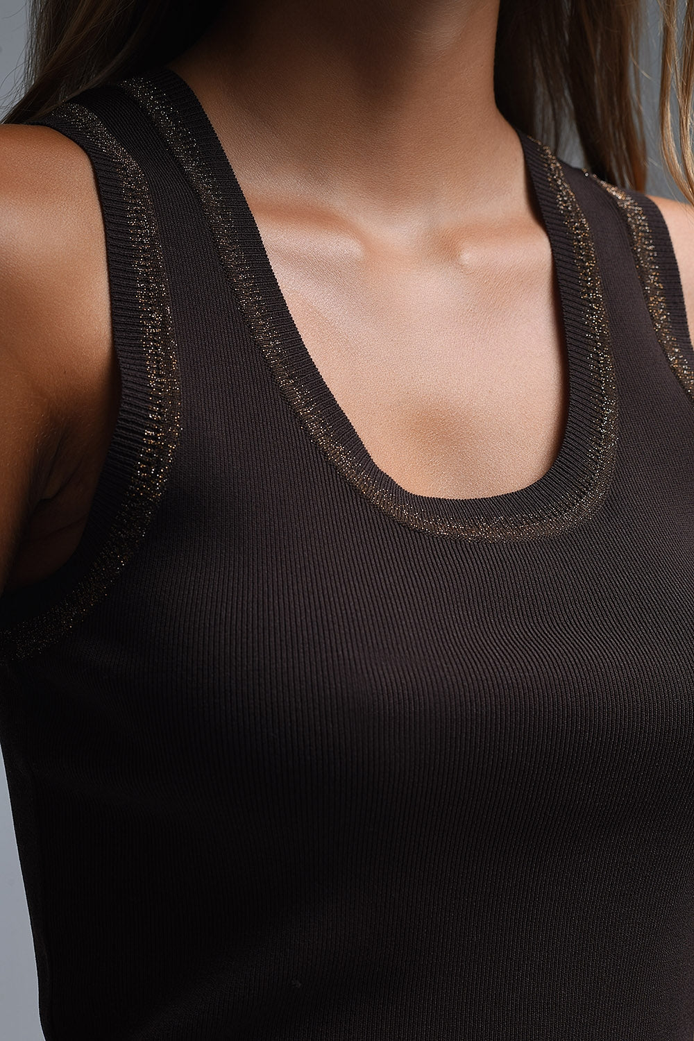 Top marrón de punto sin mangas con adornos metálicos Q2