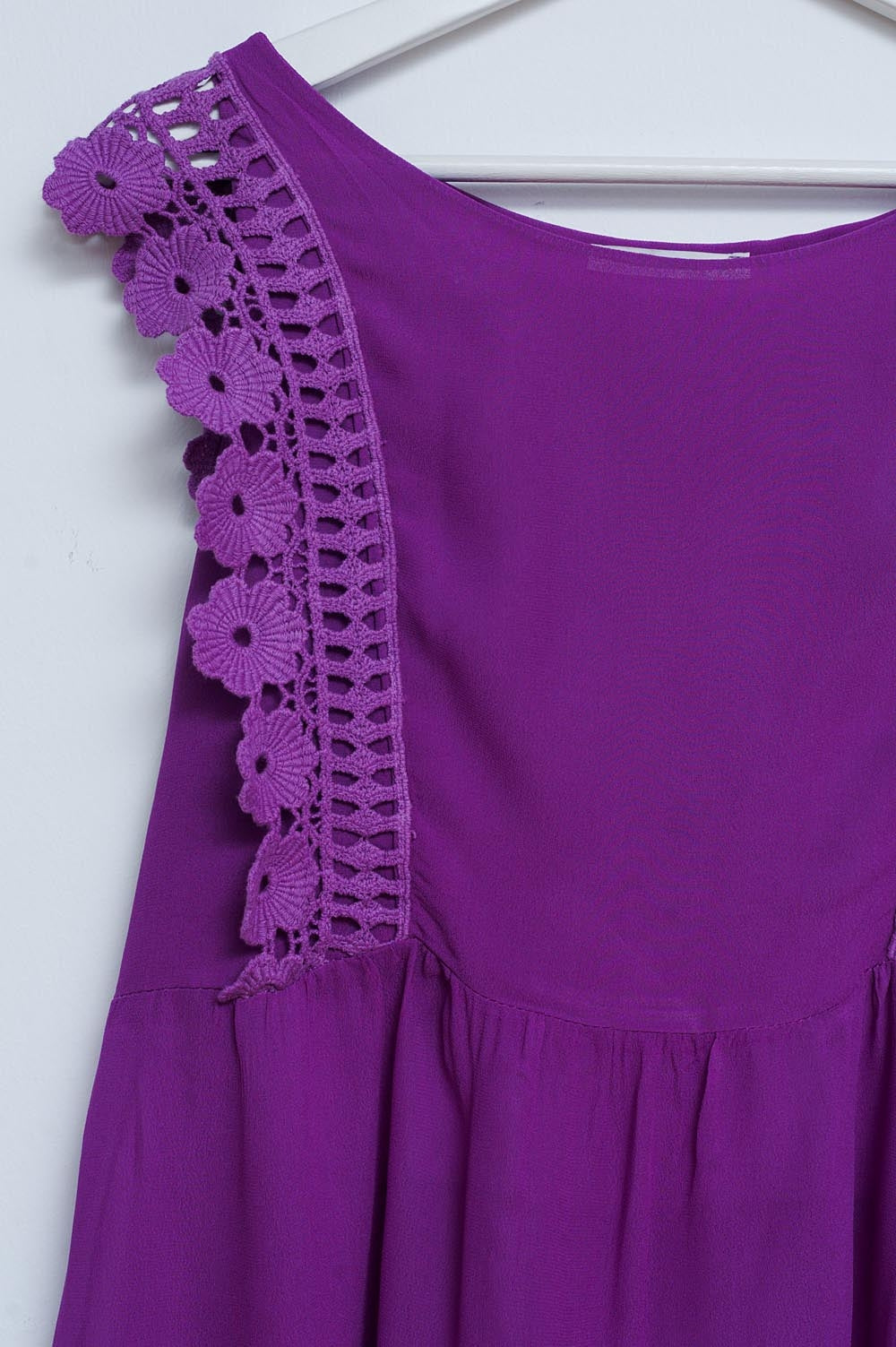 Top morado con diseño bordado y detalle de volantes Q2