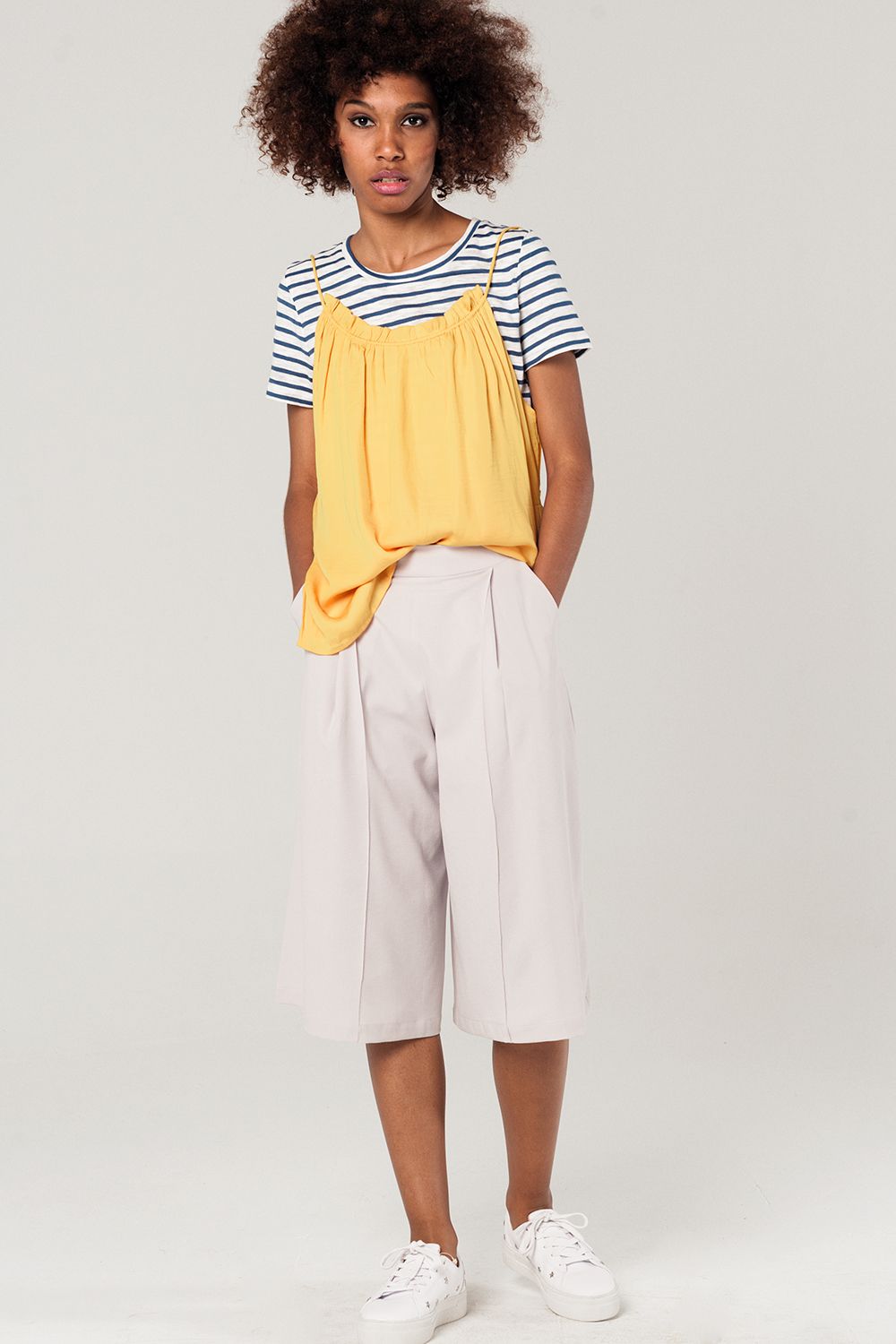 Top mostaza con detalle de espalda abierta Q2